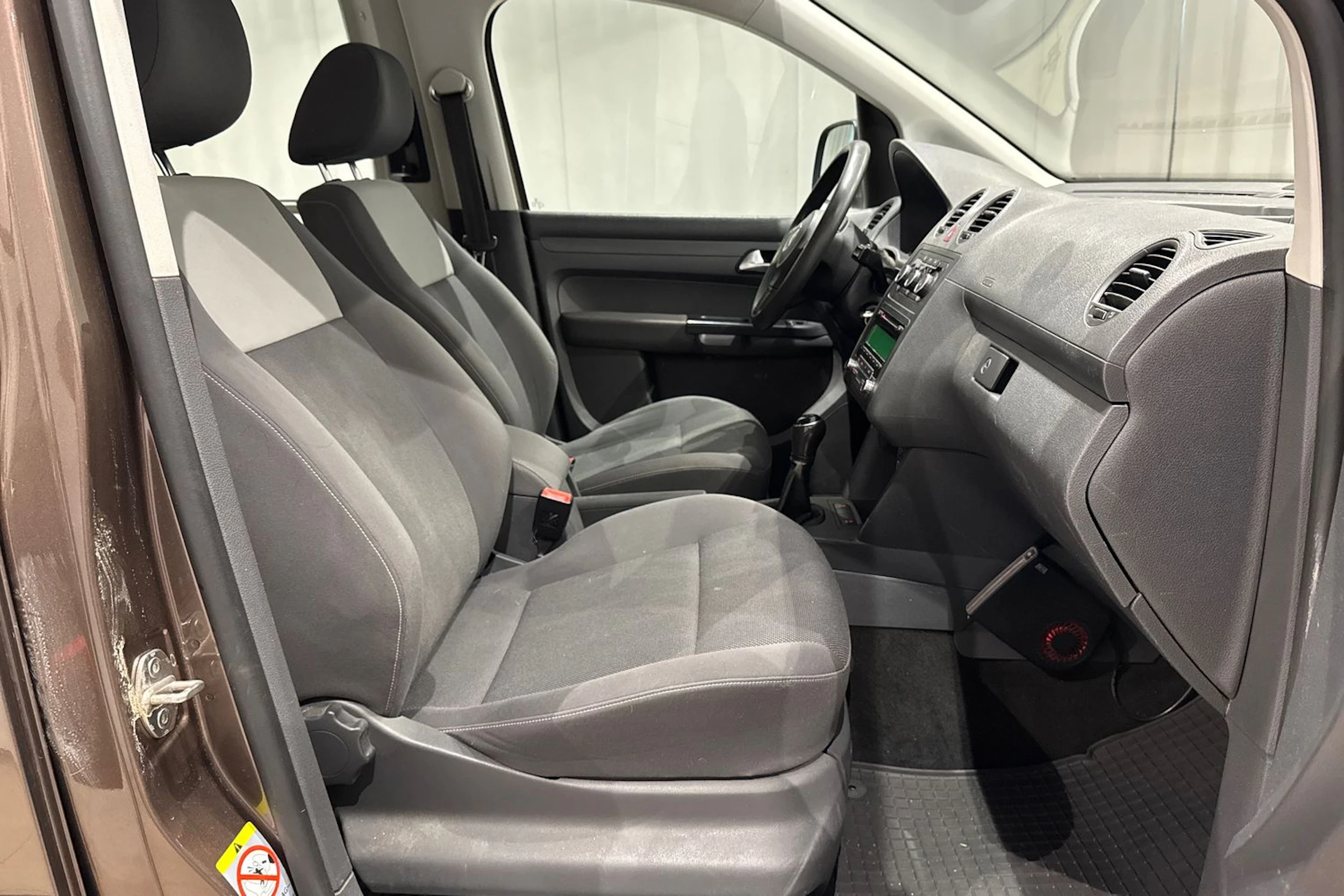 ruskea (beige) Volkswagen Caddy 2013 kuva 12.