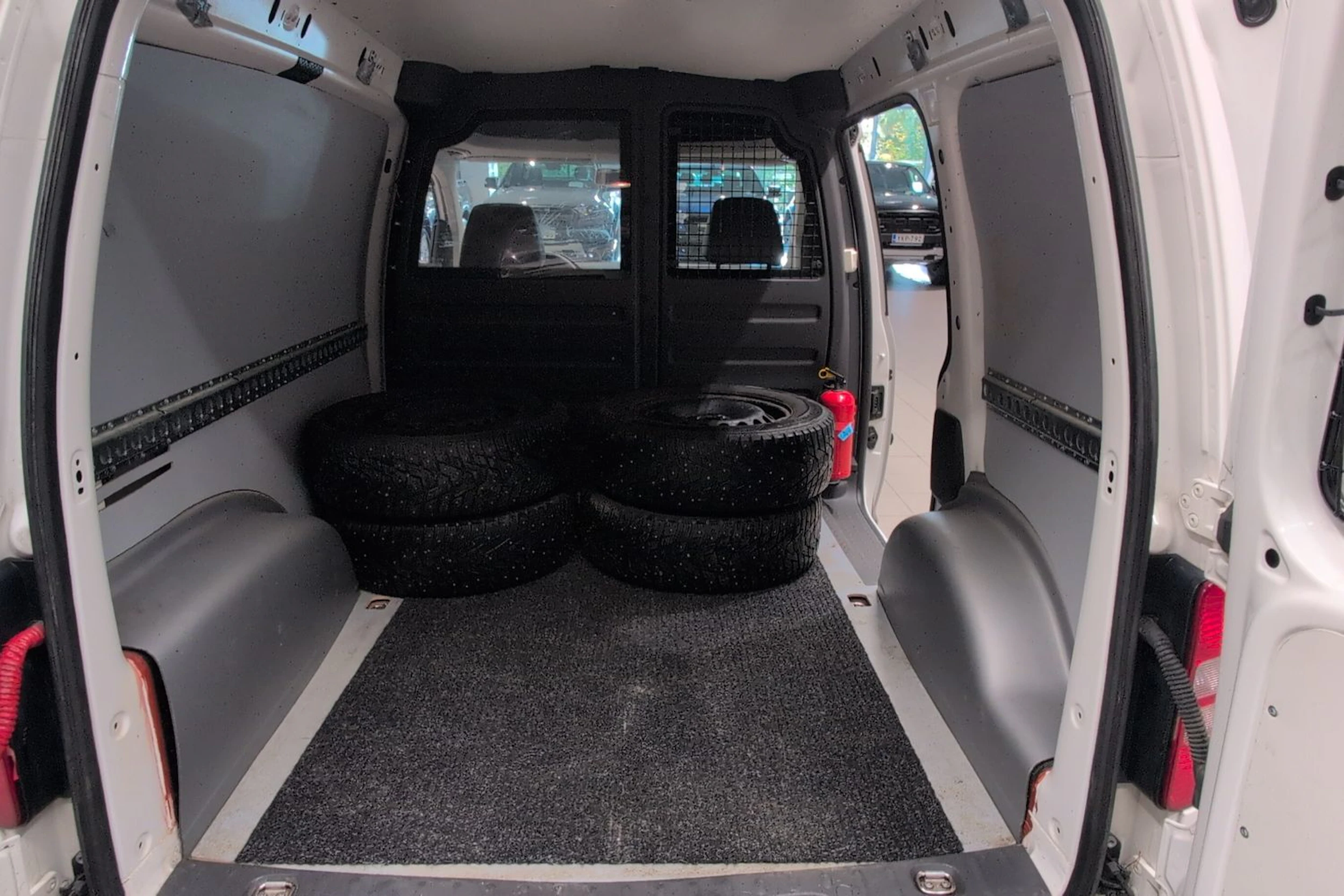 valkoinen Volkswagen Caddy 2012 kuva 19.