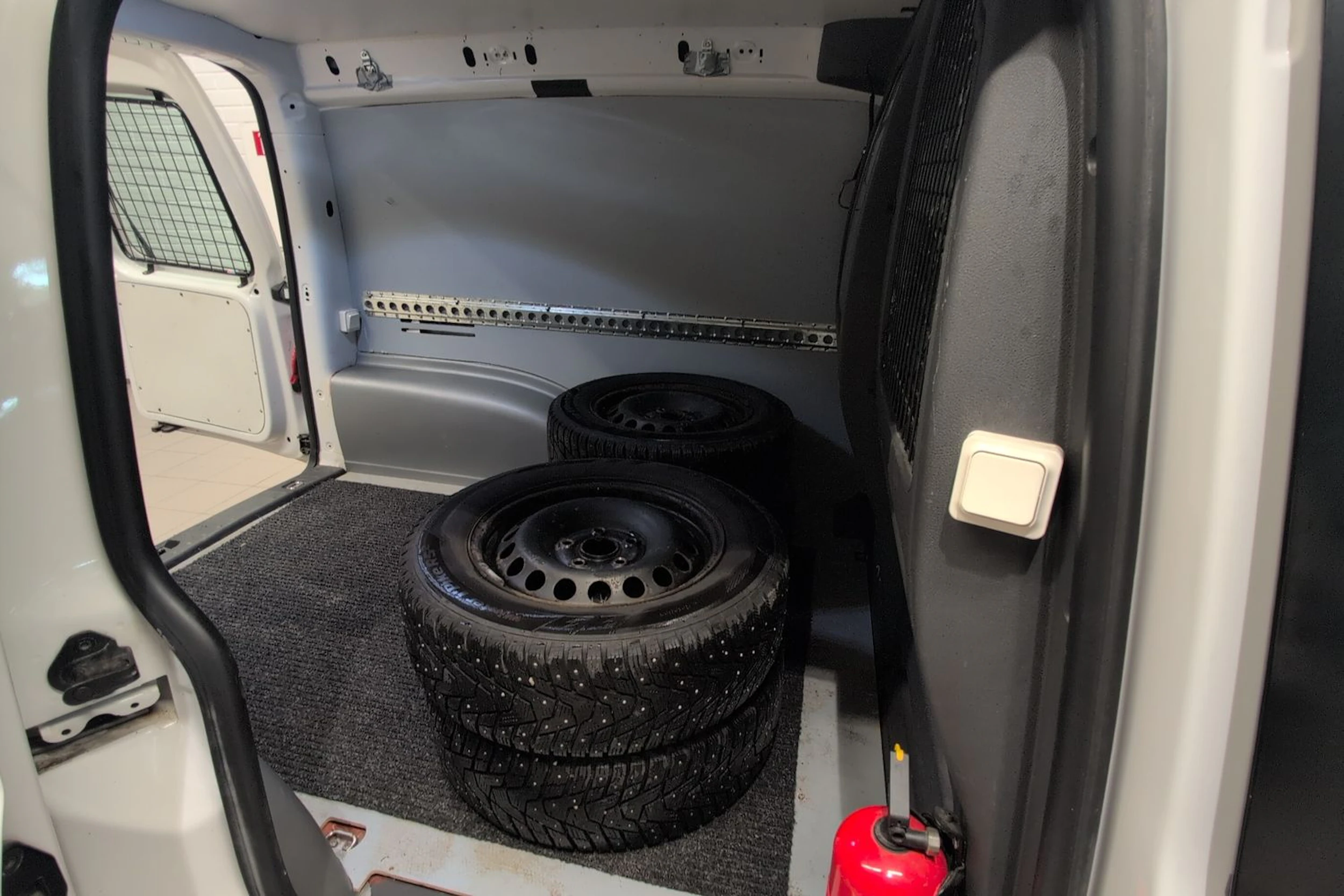valkoinen Volkswagen Caddy 2012 kuva 20.