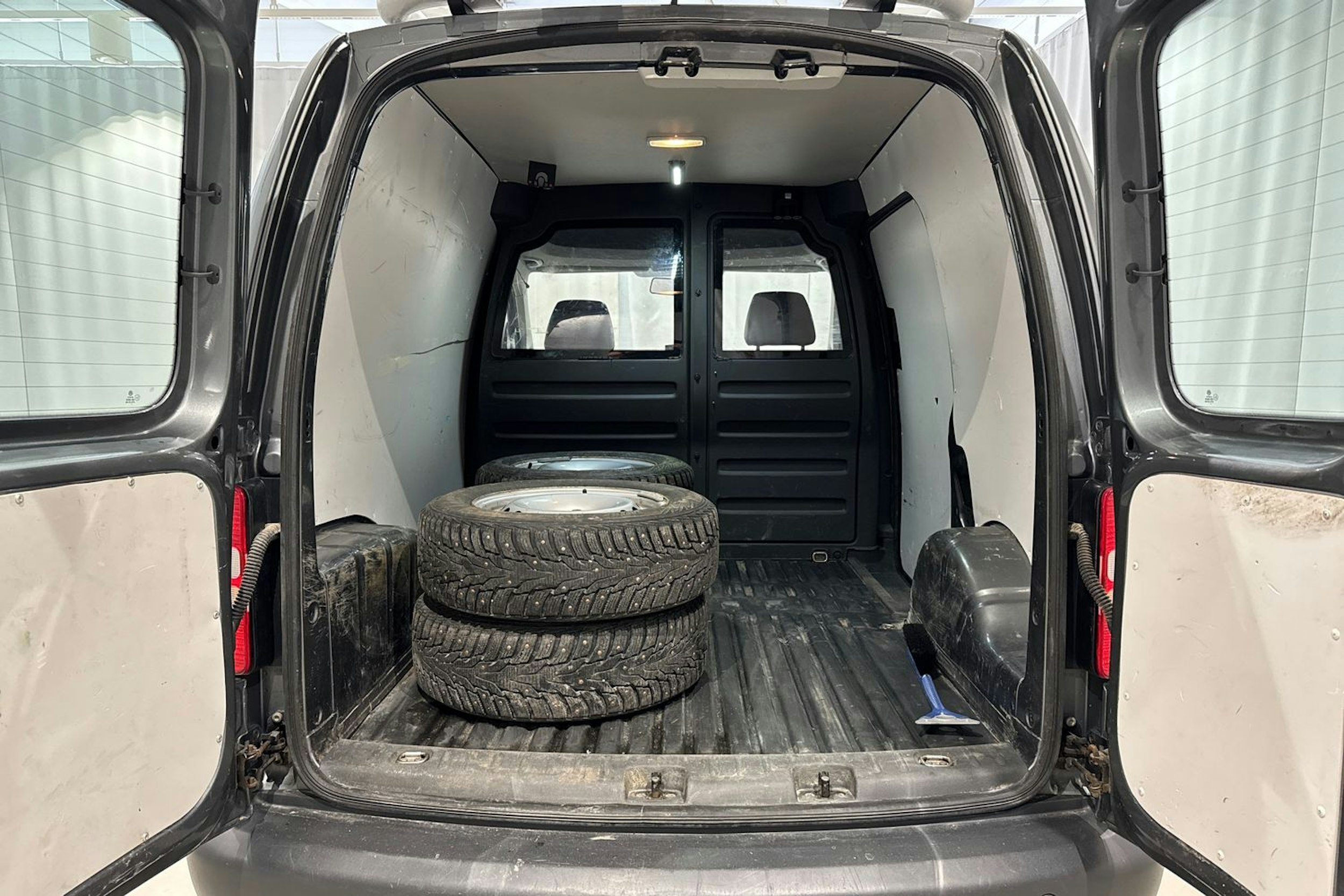 harmaa Volkswagen Caddy 2012 kuva 12.