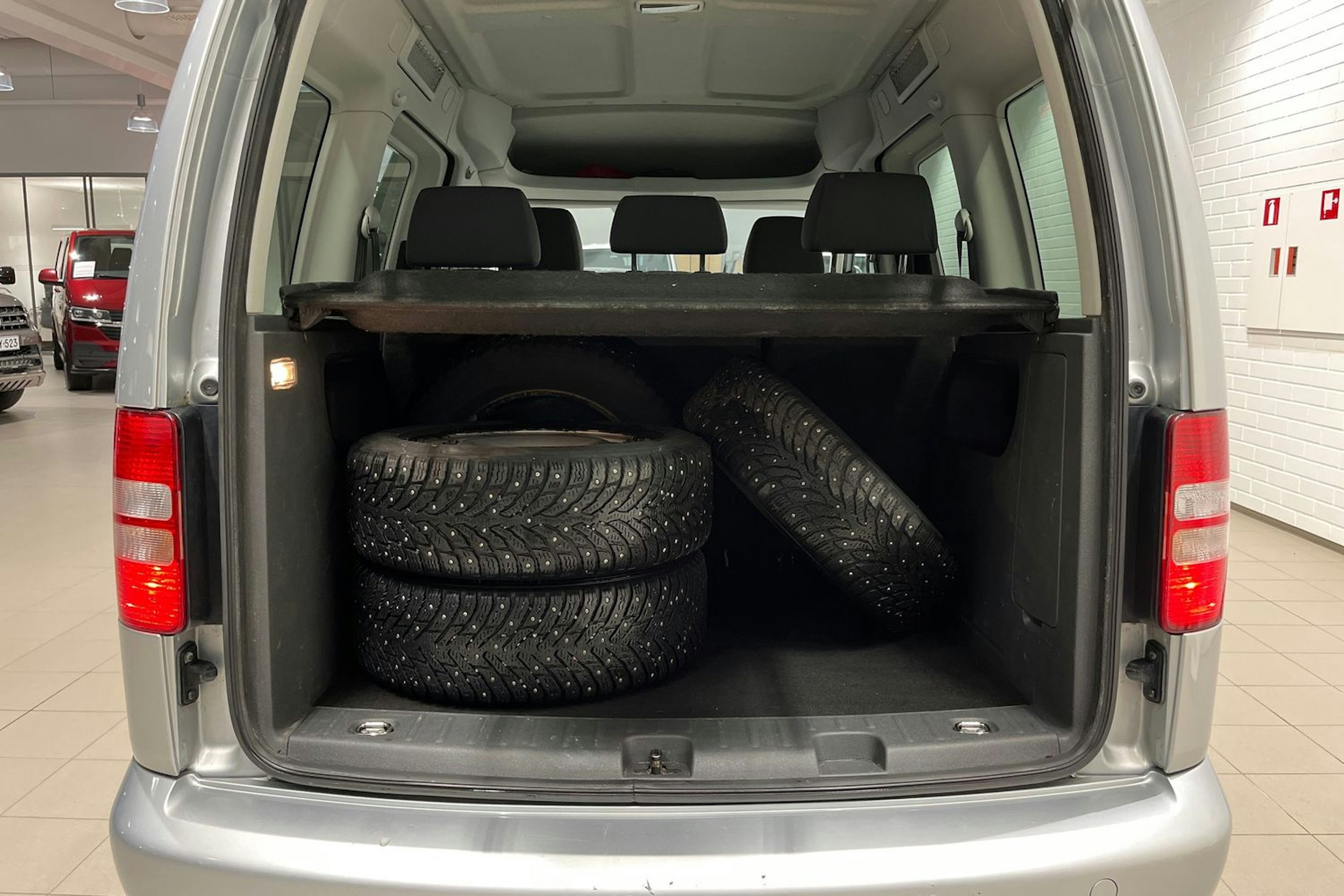harmaa Volkswagen Caddy 2012 kuva 15.