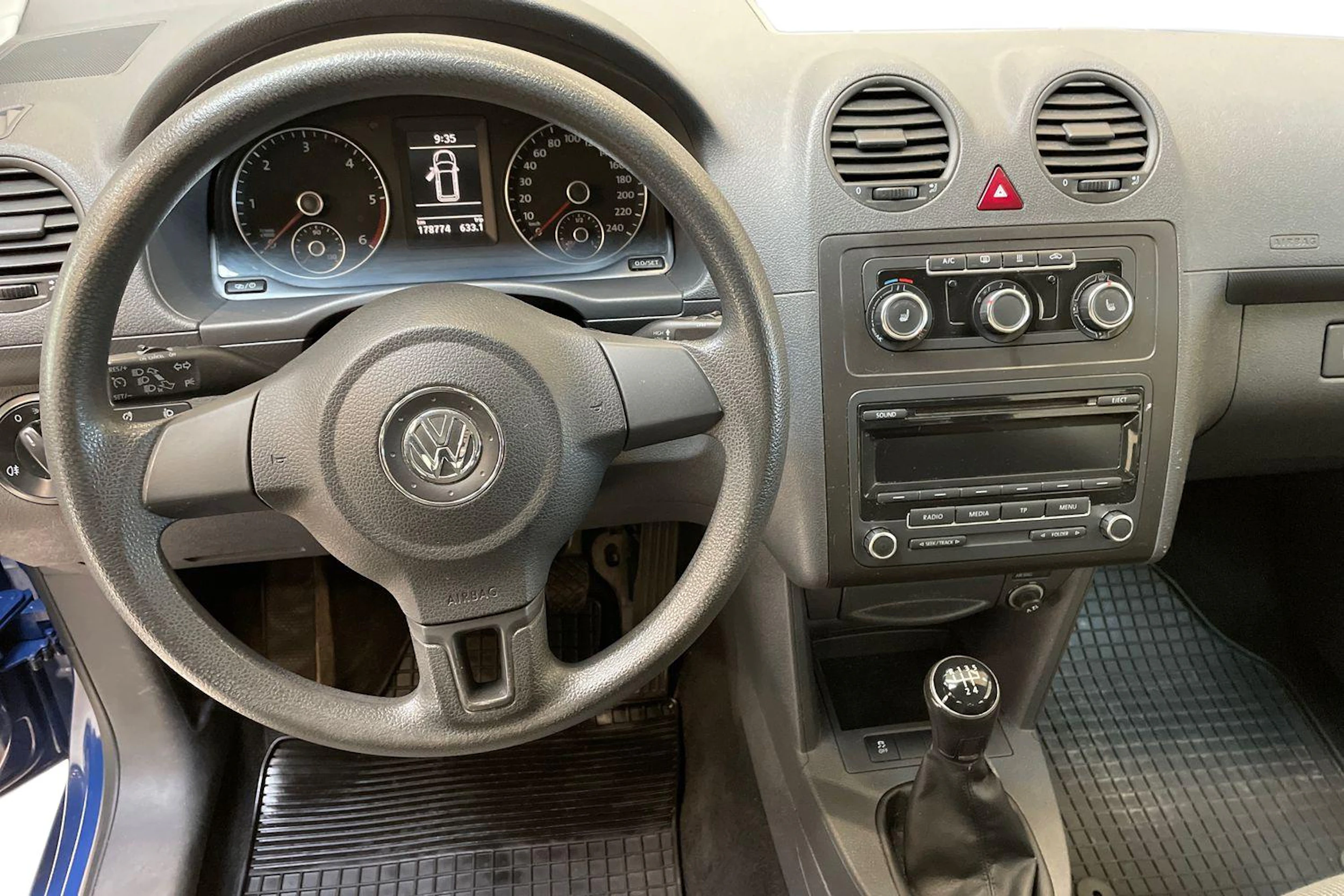 sininen Volkswagen Caddy 2013 kuva 9.