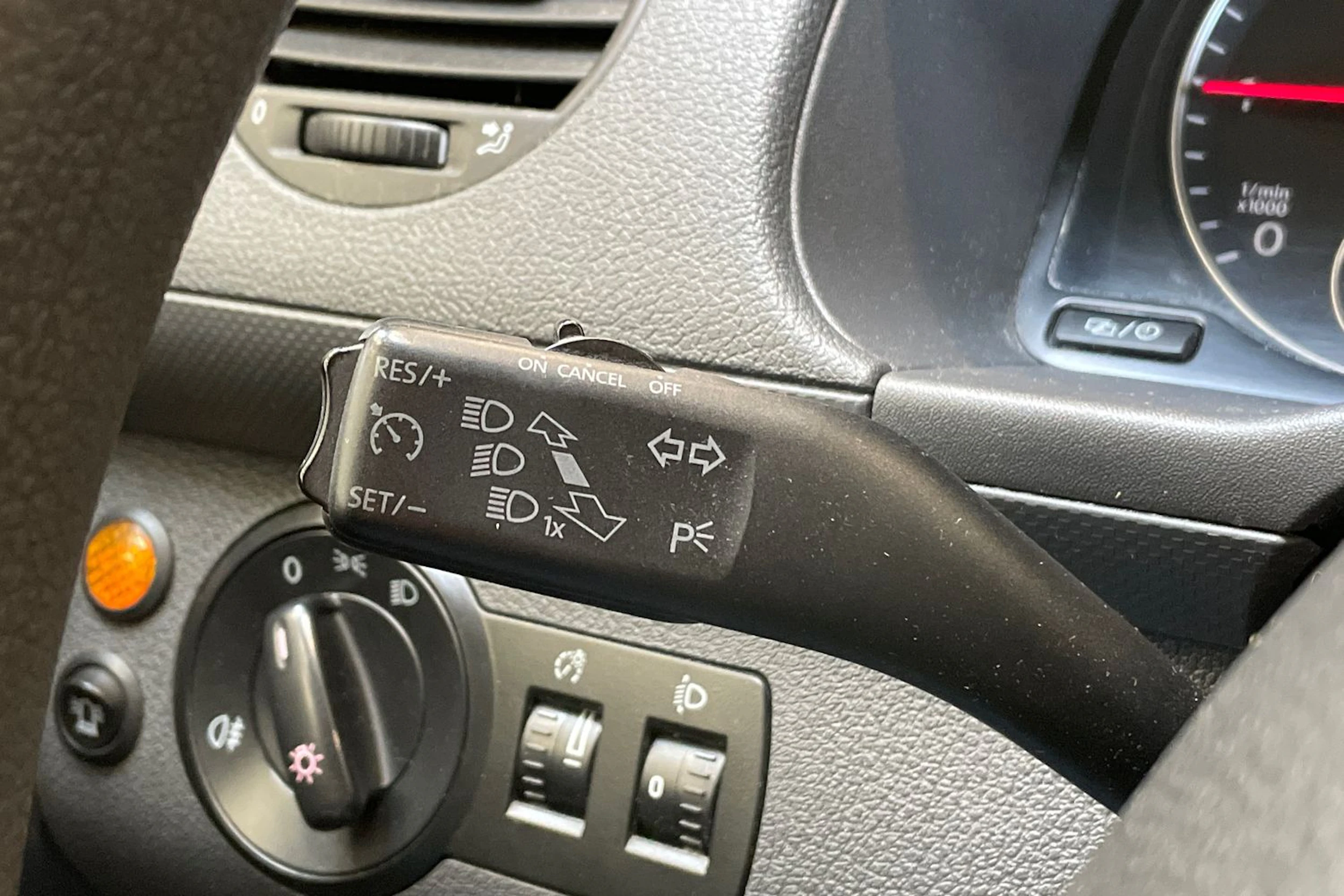sininen Volkswagen Caddy 2013 kuva 24.