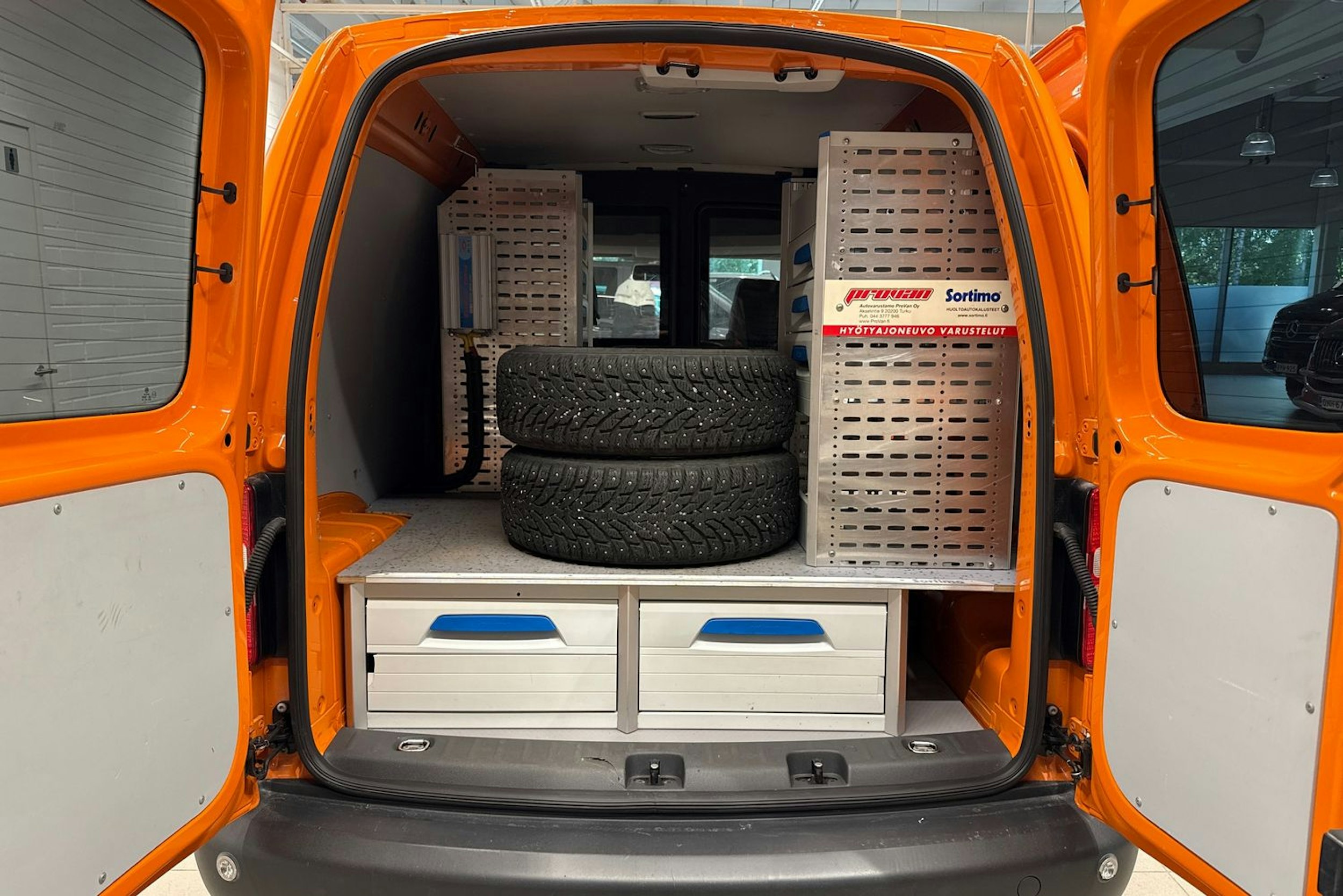 valkoinen Volkswagen Caddy 2013 kuva 14.