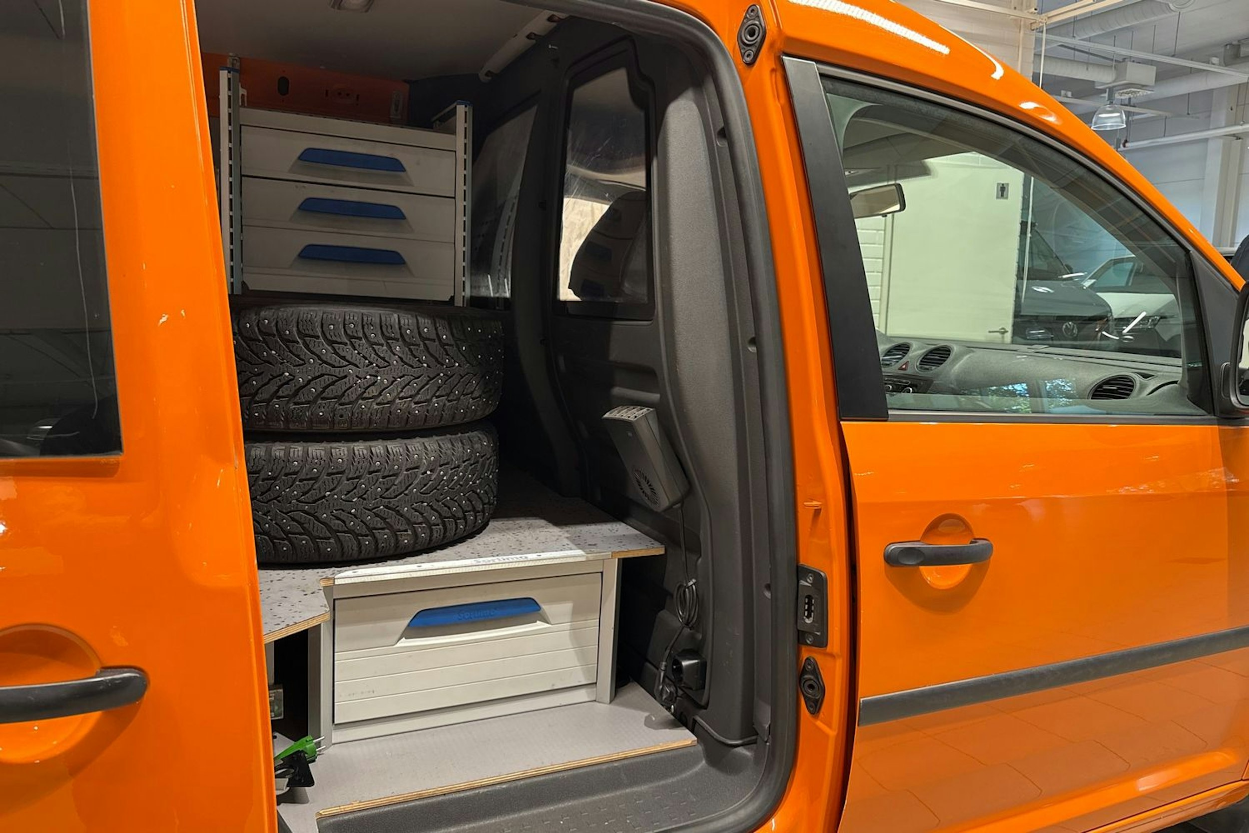 valkoinen Volkswagen Caddy 2013 kuva 18.
