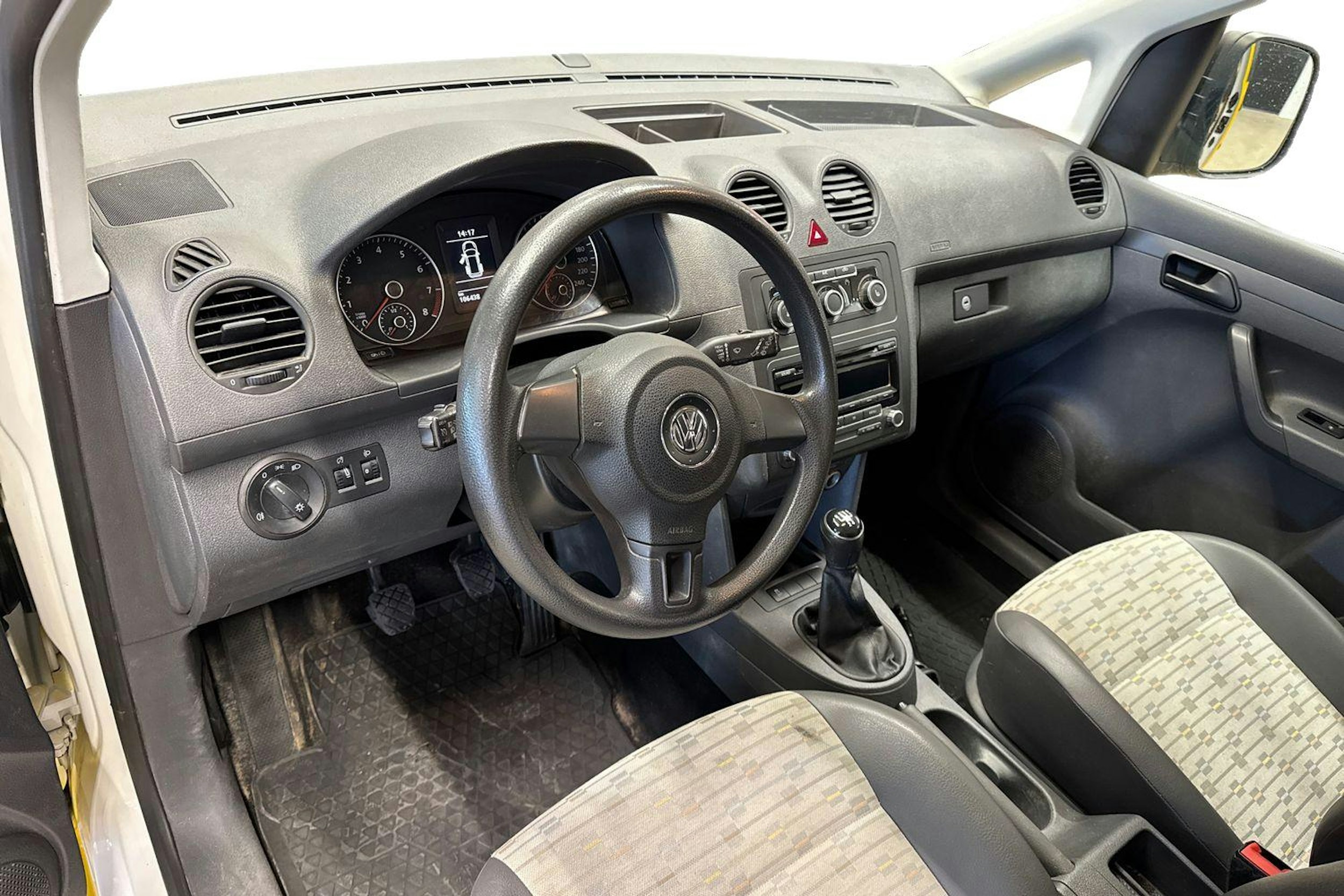 valkoinen Volkswagen Caddy 2013 kuva 6.