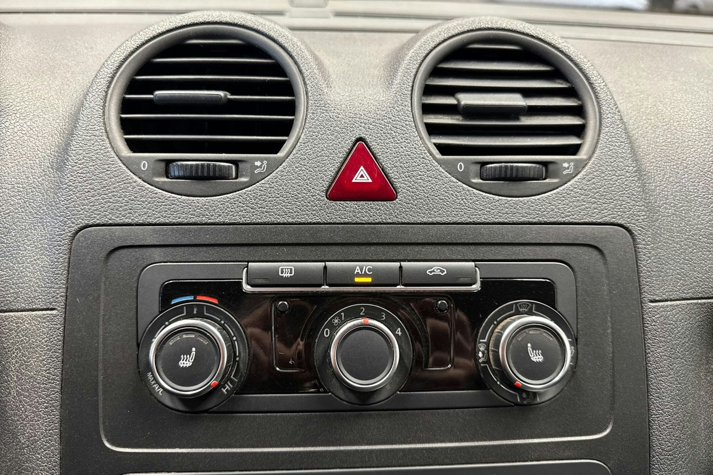 valkoinen Volkswagen Caddy 2013 kuva 15.