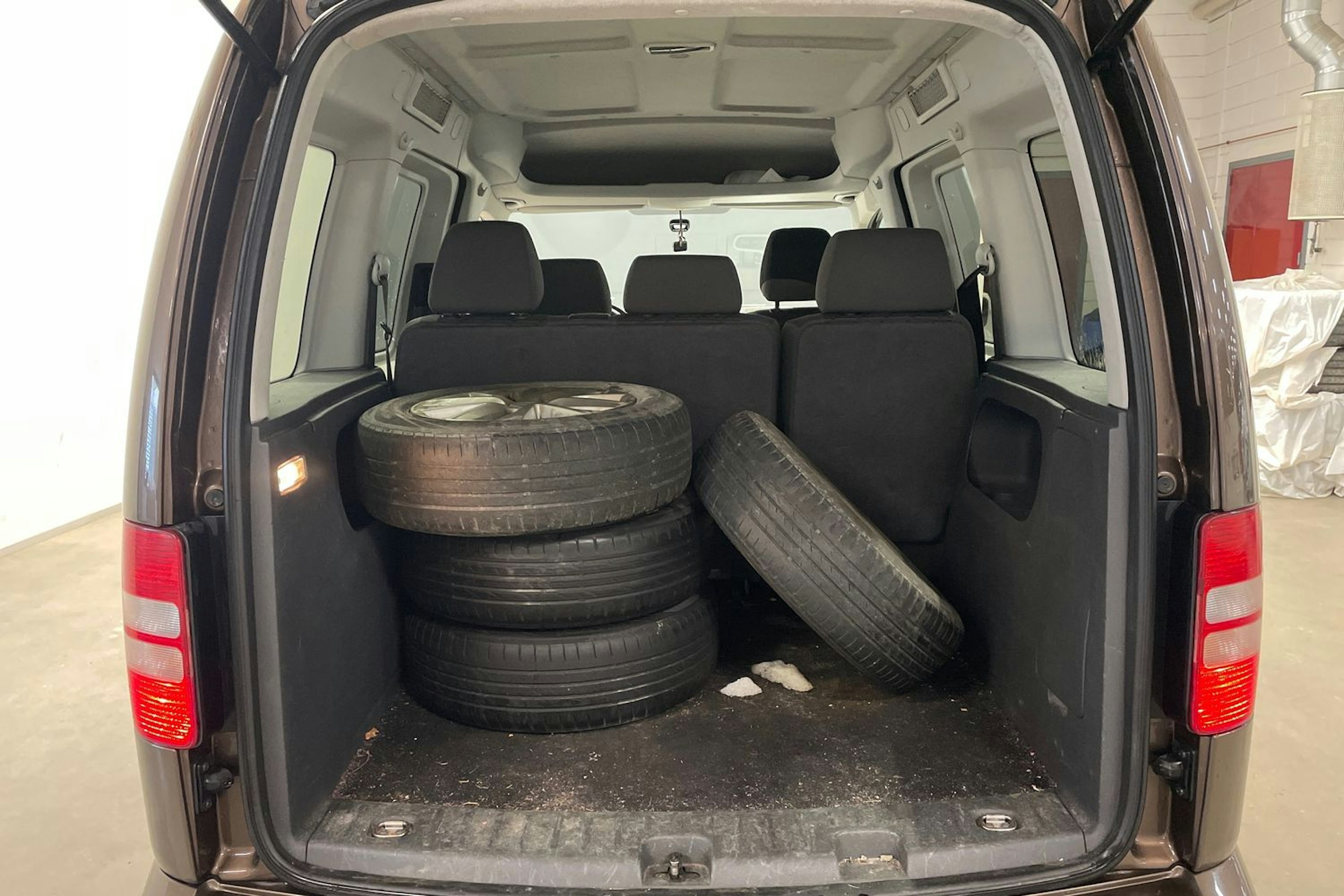 ruskea (beige) Volkswagen Caddy 2013 kuva 13.