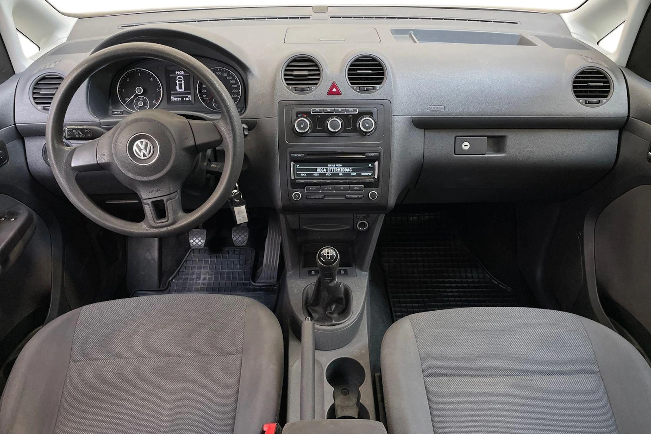 valkoinen Volkswagen Caddy 2013 kuva 9.