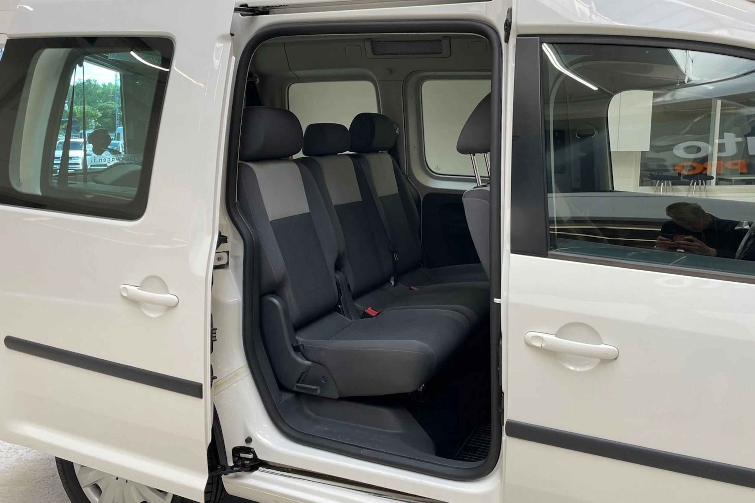 valkoinen Volkswagen Caddy 2013 kuva 13.