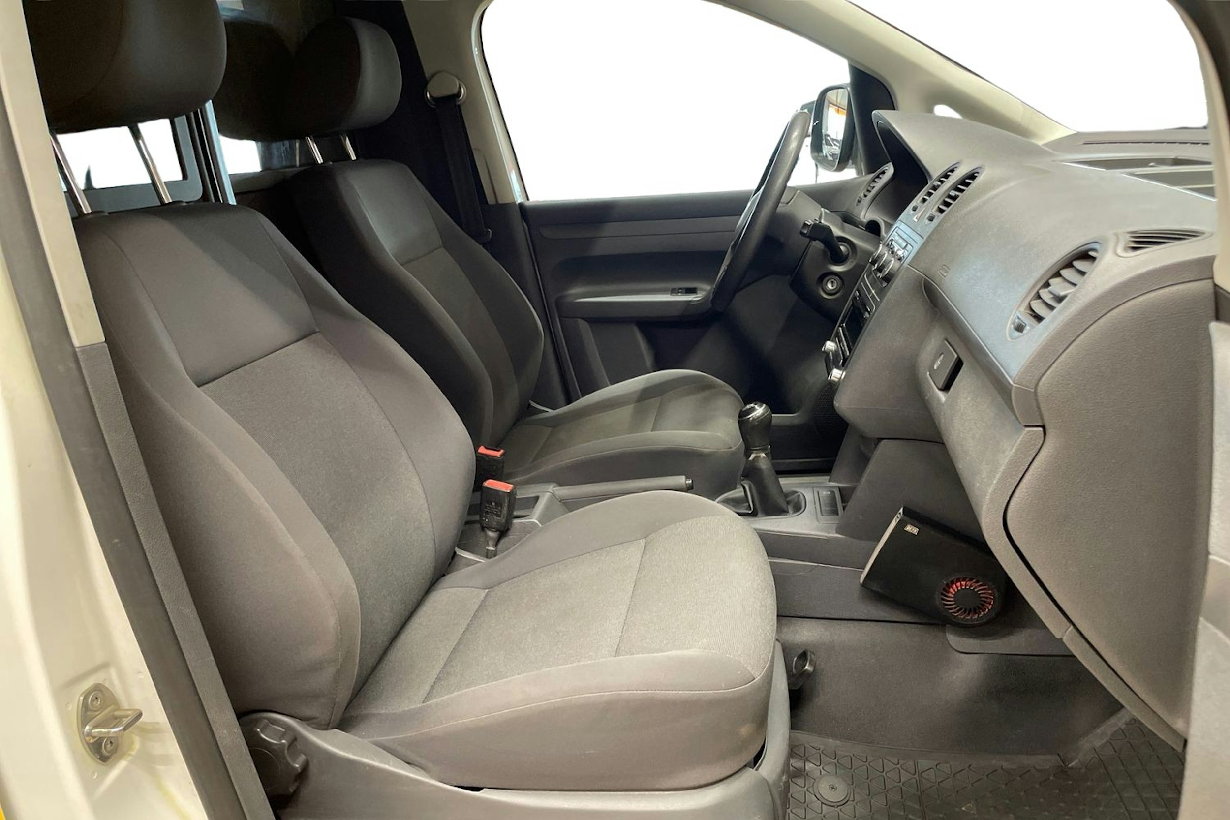 keltainen Volkswagen Caddy 2014 kuva 8.