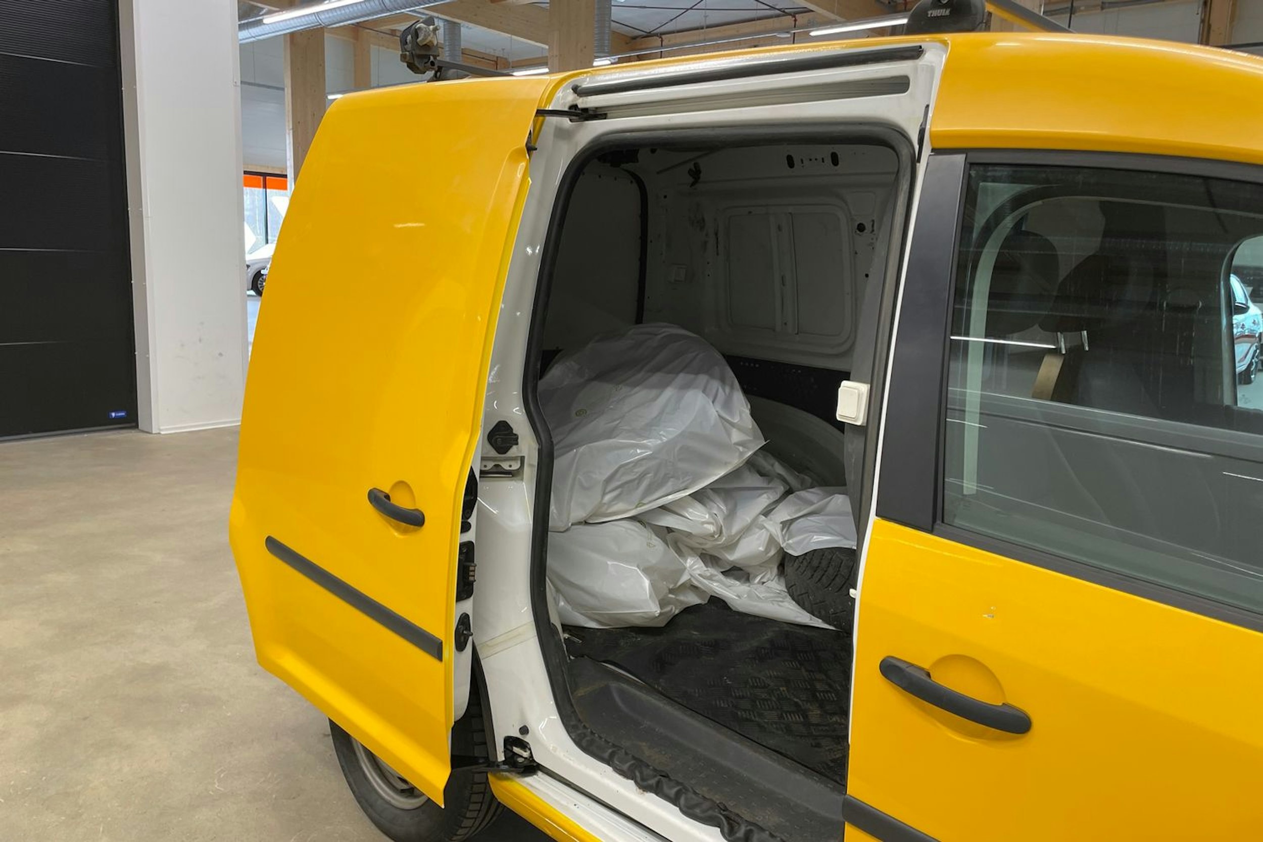 keltainen Volkswagen Caddy 2014 kuva 10.