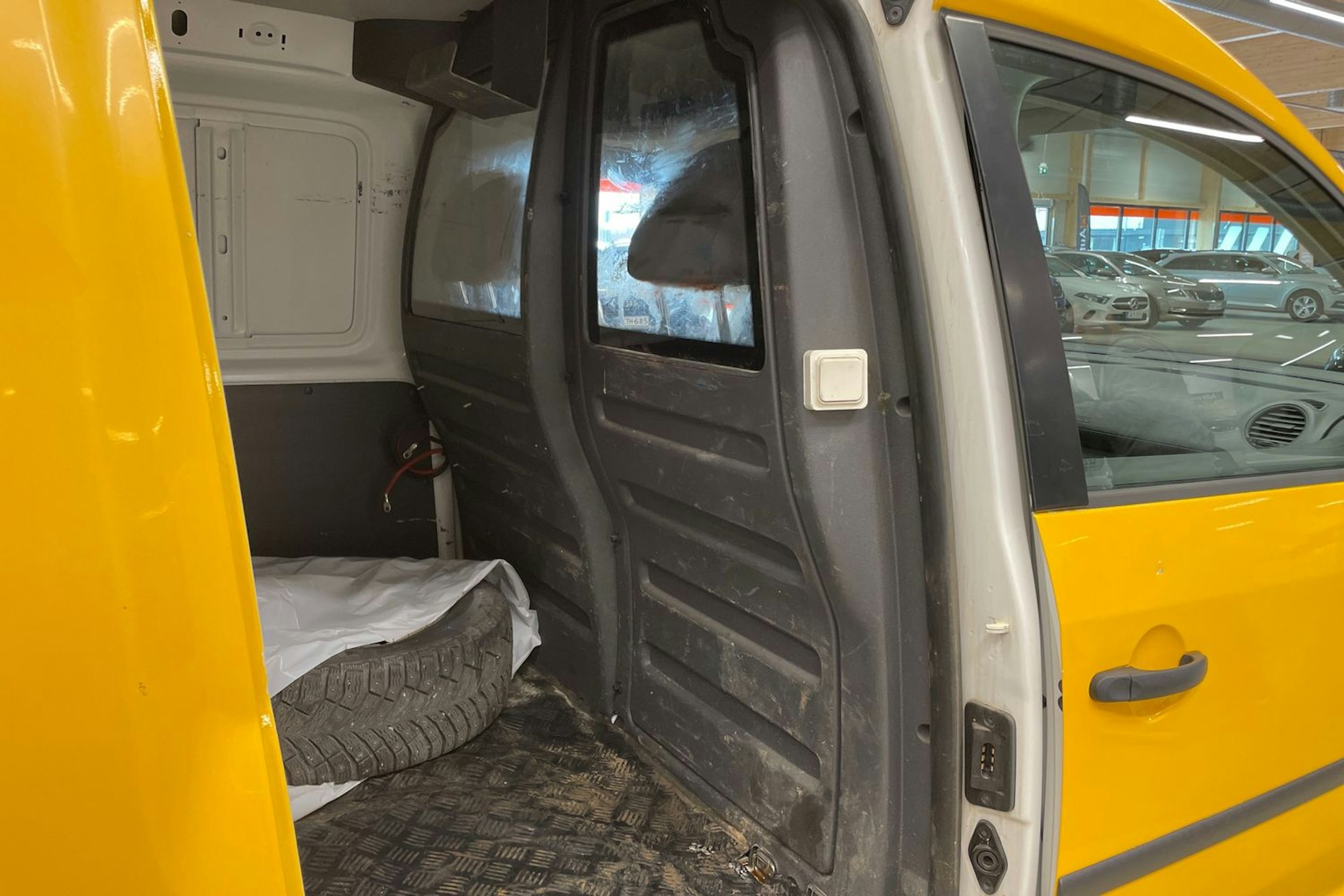 keltainen Volkswagen Caddy 2014 kuva 11.