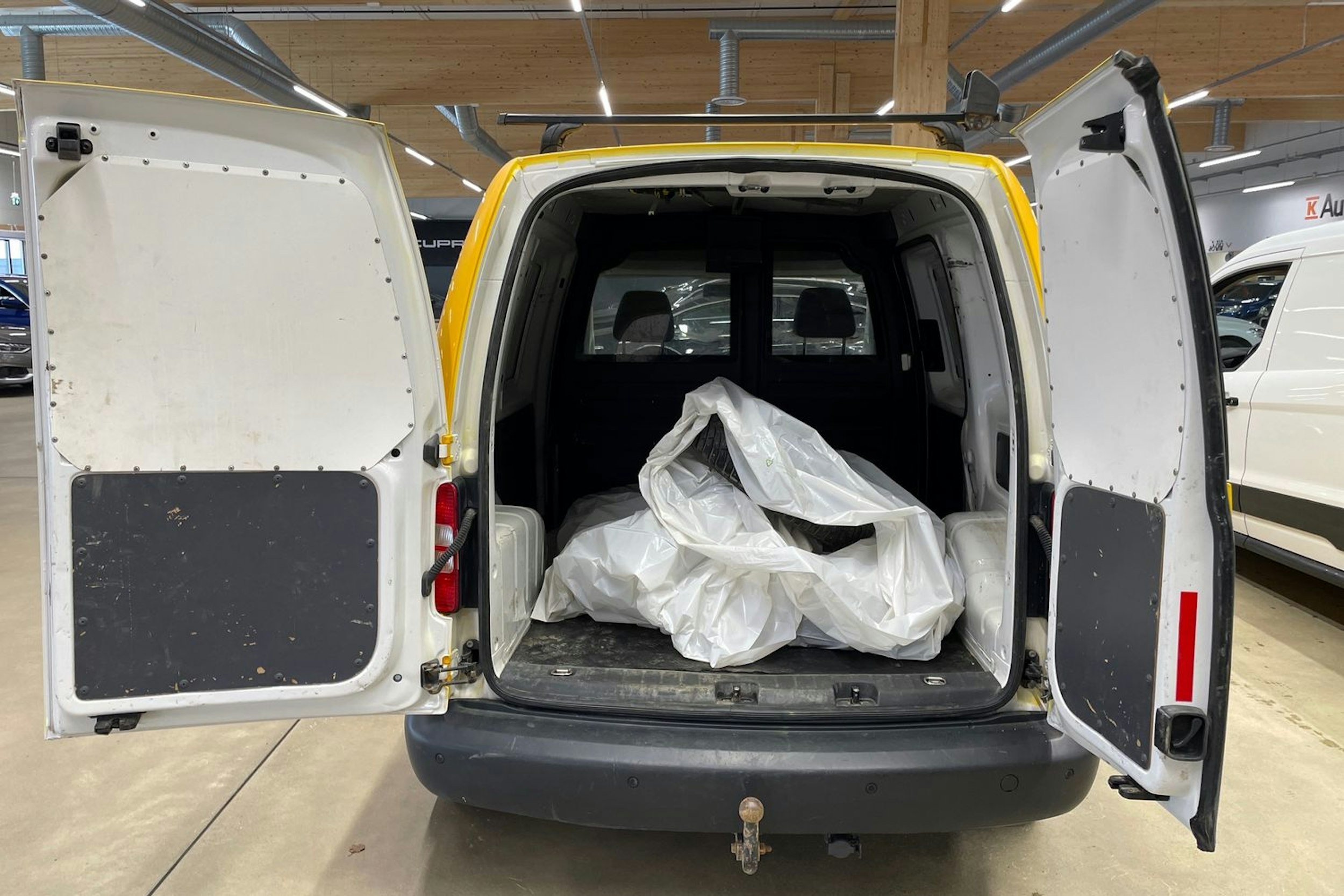 keltainen Volkswagen Caddy 2014 kuva 12.