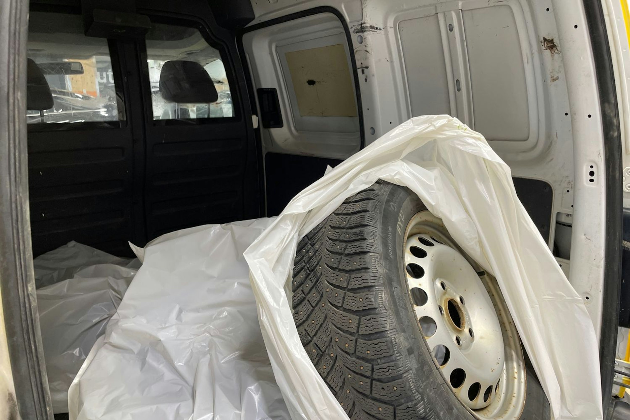 keltainen Volkswagen Caddy 2014 kuva 13.