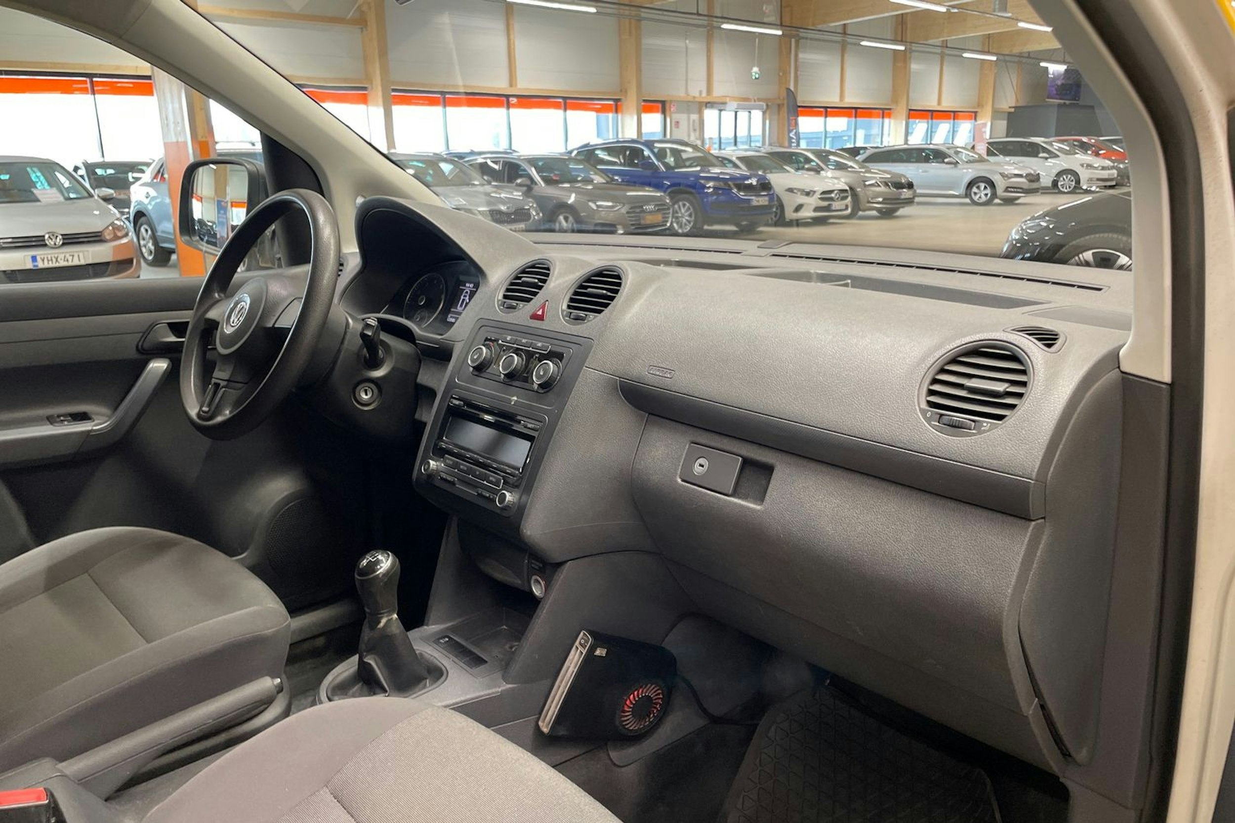 keltainen Volkswagen Caddy 2014 kuva 16.