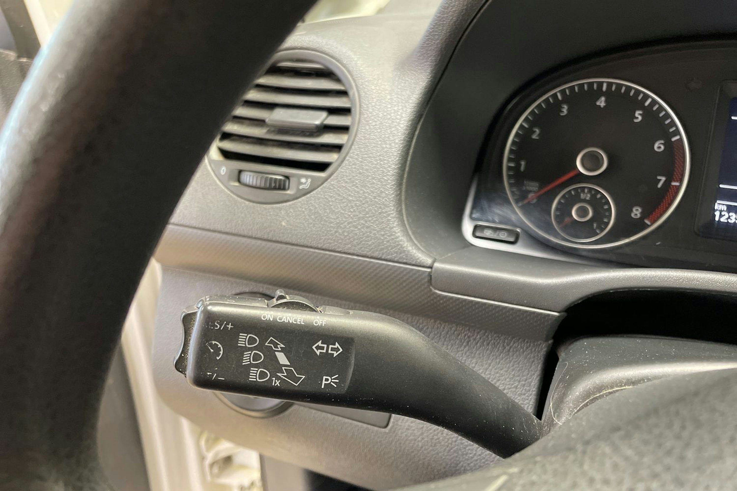keltainen Volkswagen Caddy 2014 kuva 19.