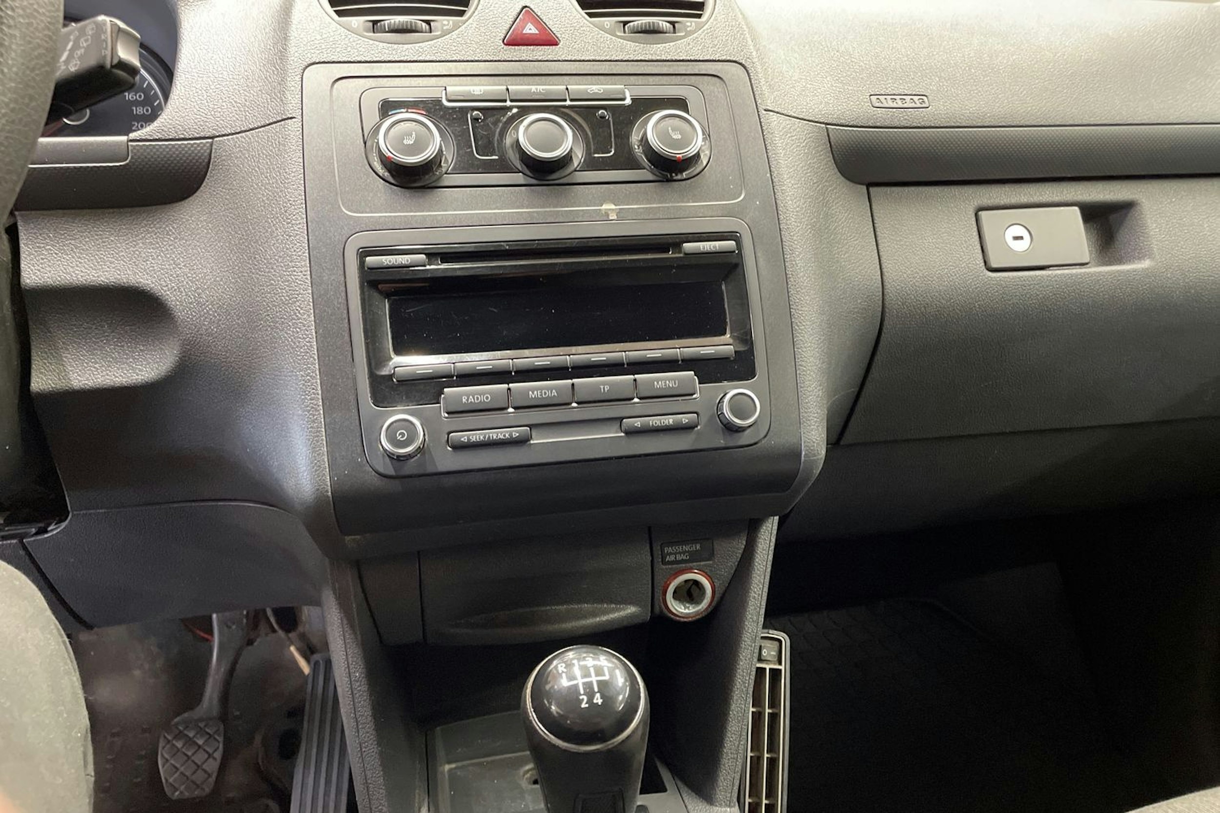 keltainen Volkswagen Caddy 2014 kuva 20.