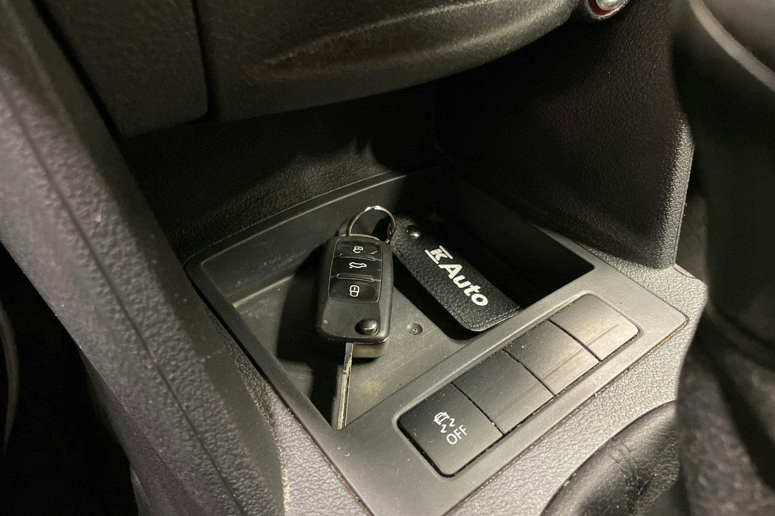 keltainen Volkswagen Caddy 2014 kuva 22.