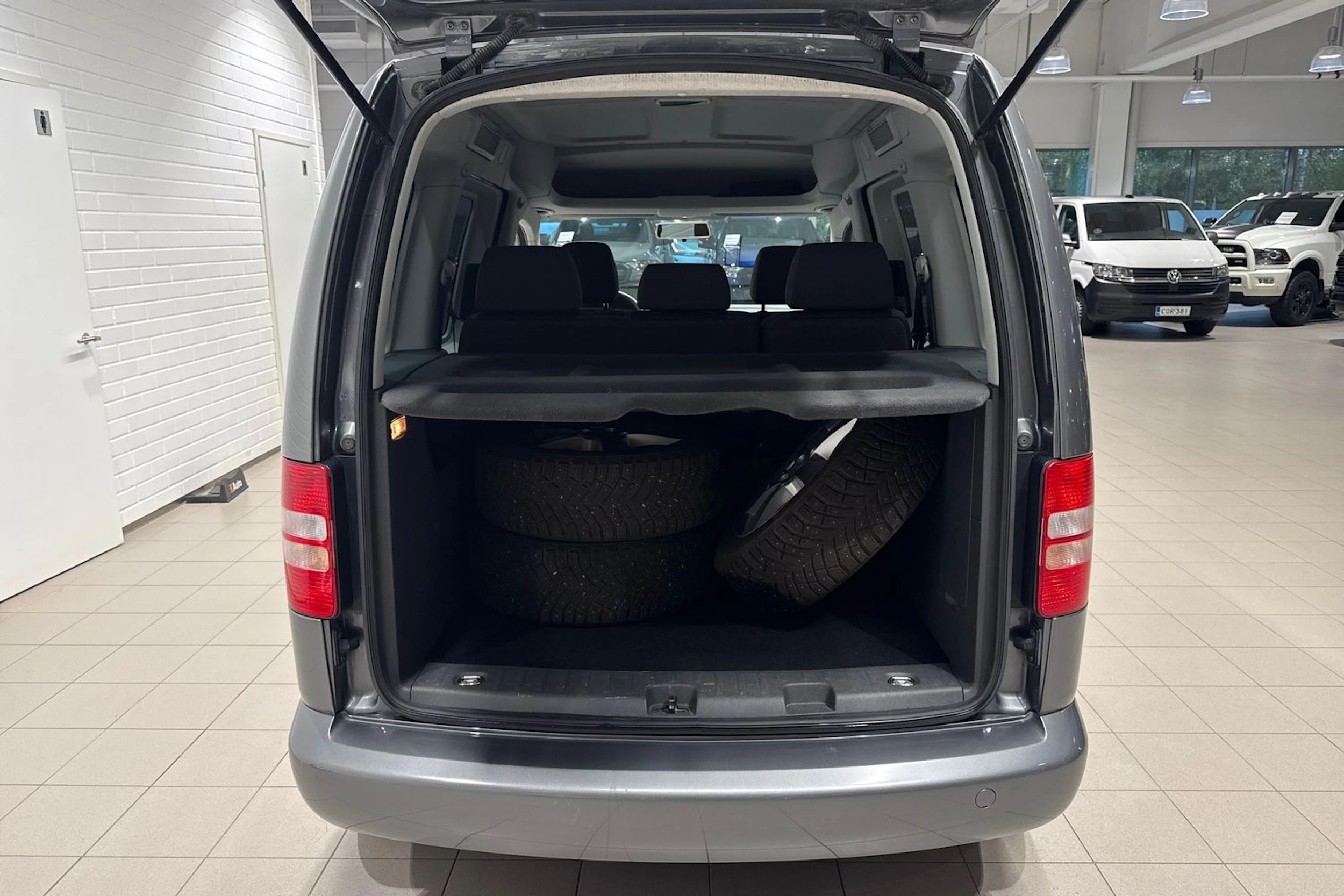 harmaa Volkswagen Caddy 2014 kuva 16.