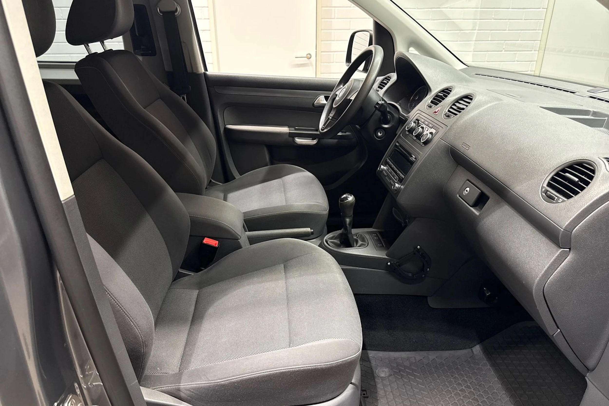 harmaa Volkswagen Caddy 2014 kuva 19.