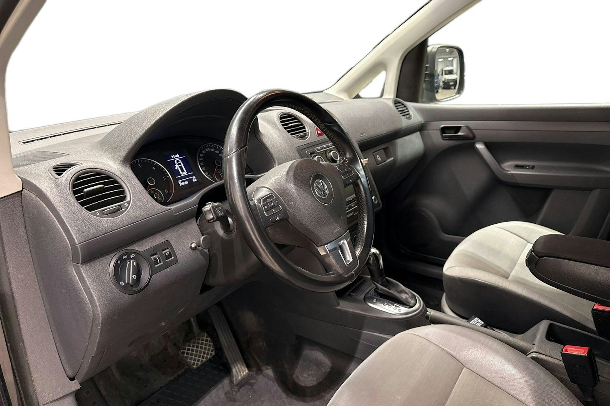 musta Volkswagen Caddy 2014 kuva 6.