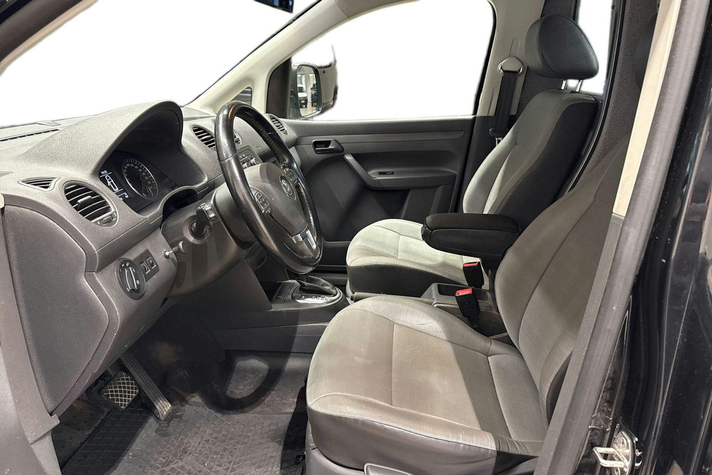 musta Volkswagen Caddy 2014 kuva 7.