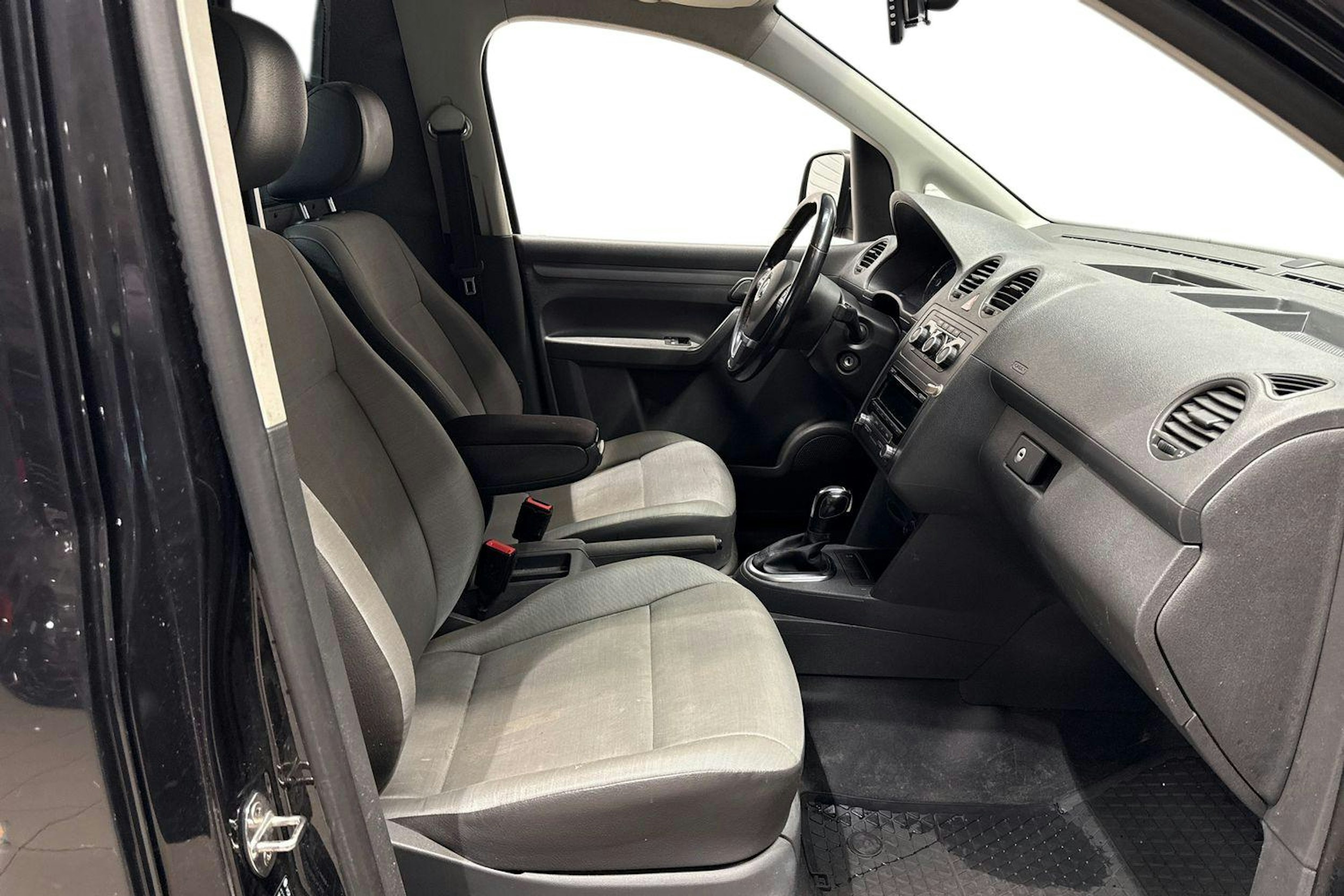 musta Volkswagen Caddy 2014 kuva 8.