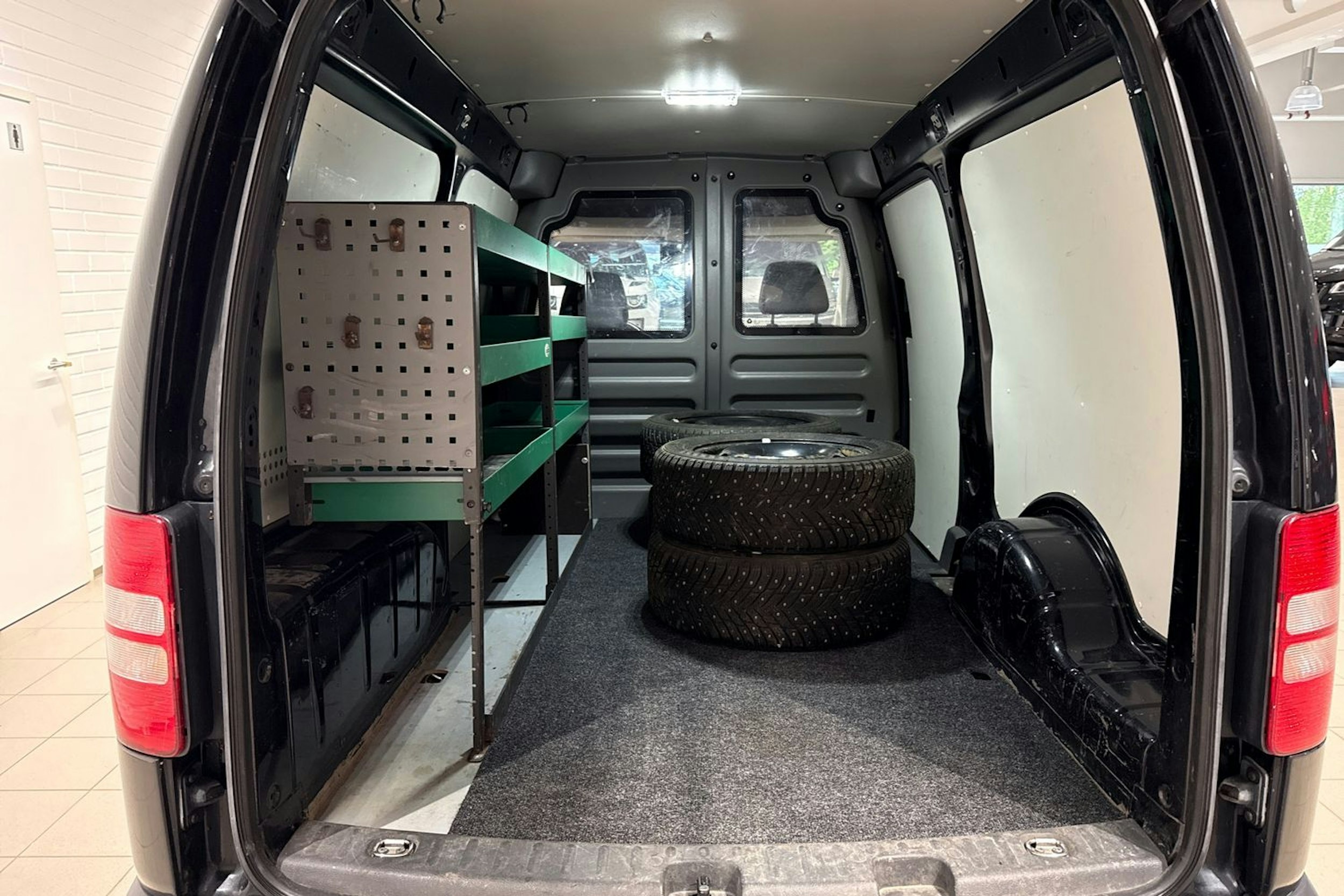 musta Volkswagen Caddy 2014 kuva 12.