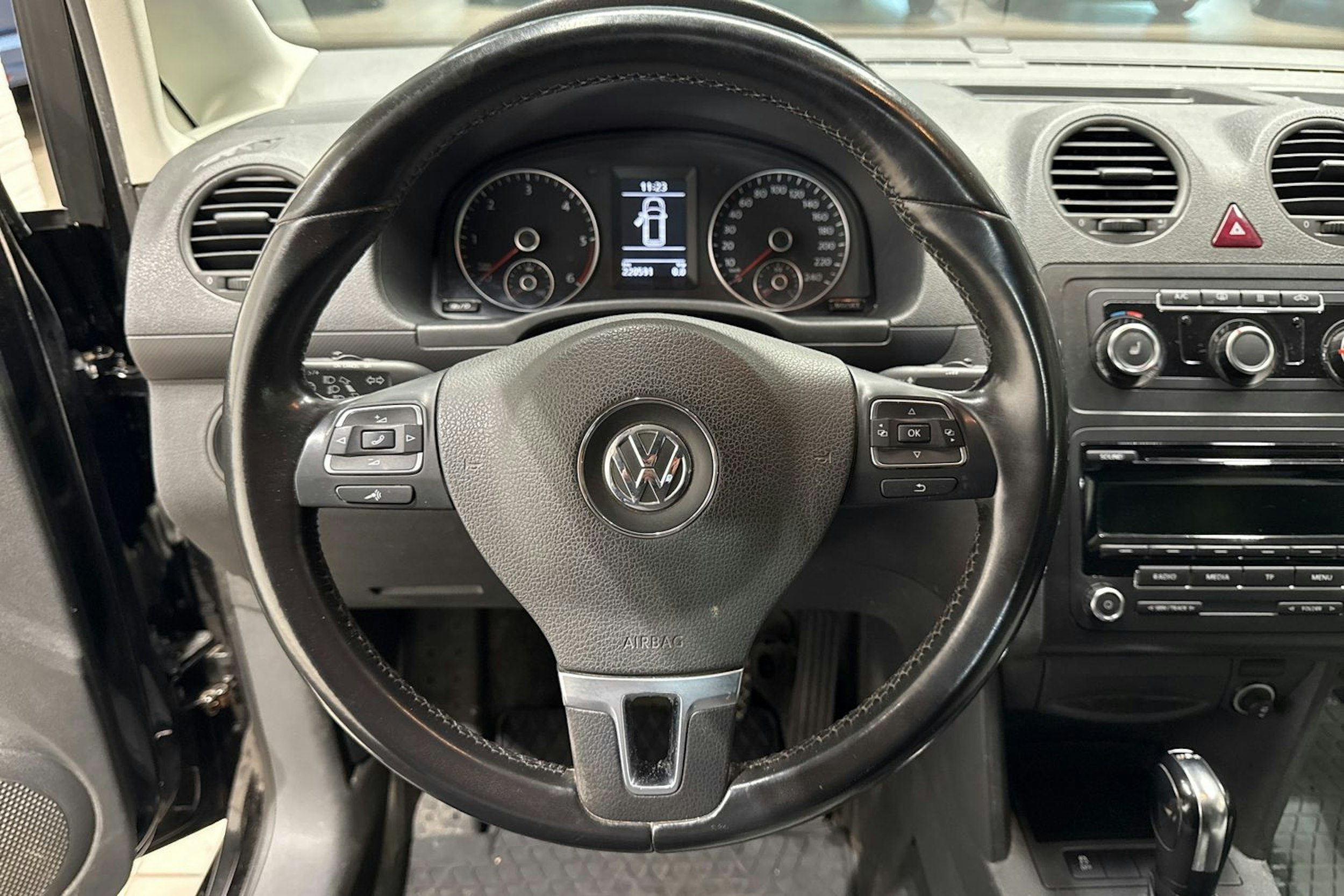 musta Volkswagen Caddy 2014 kuva 14.