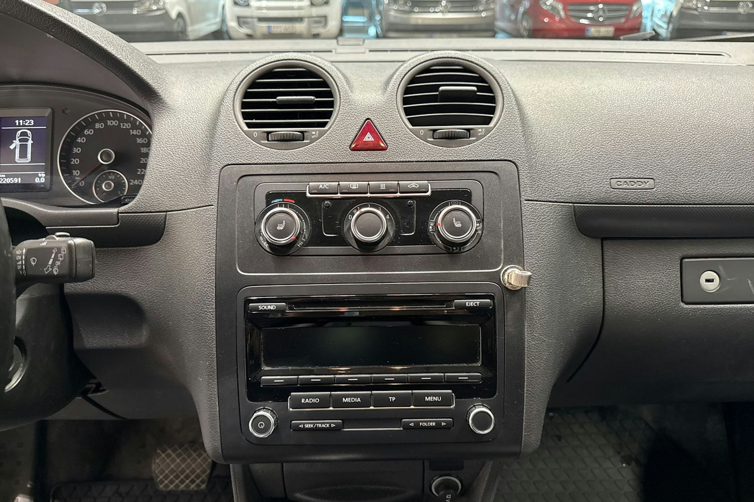 musta Volkswagen Caddy 2014 kuva 18.