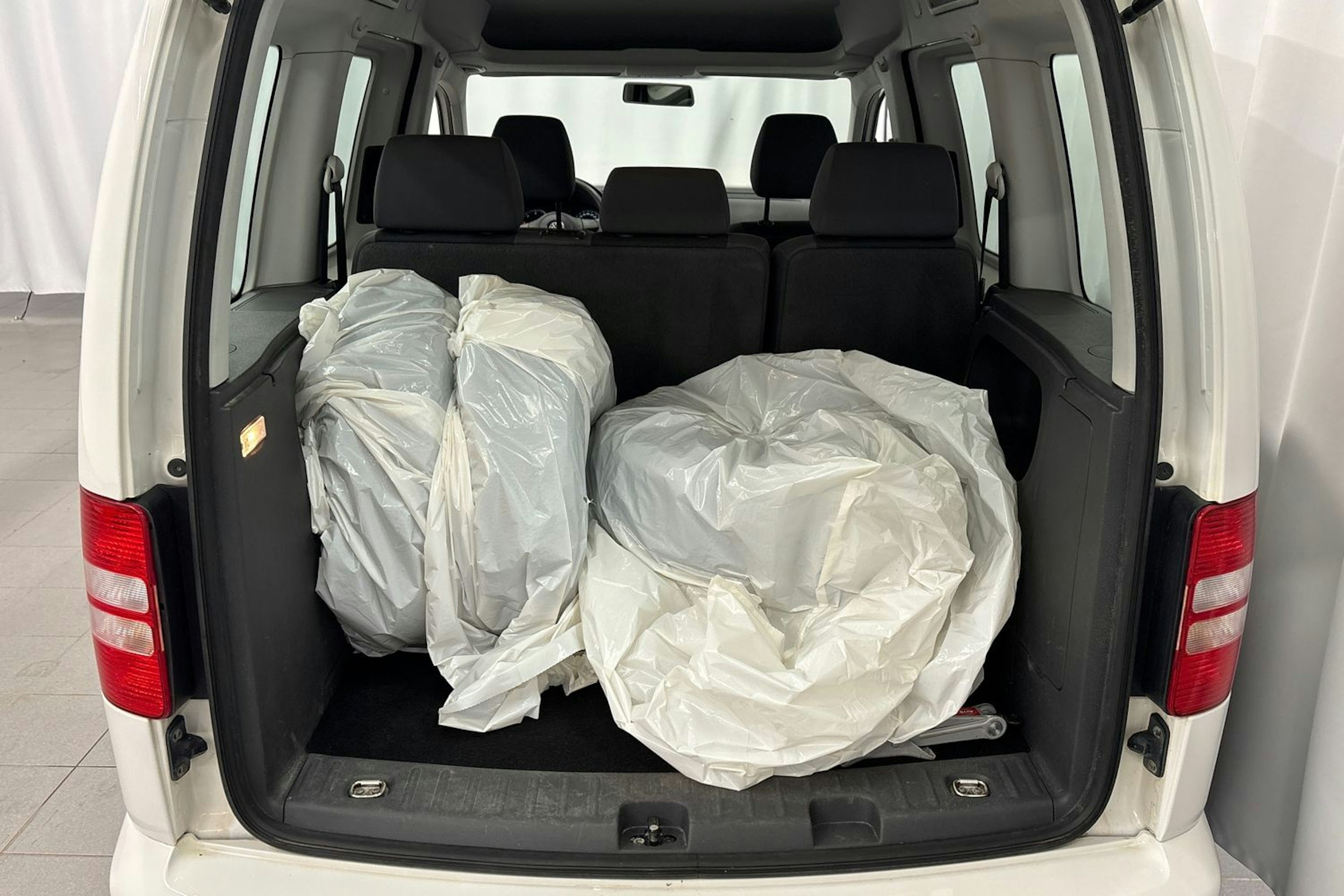 valkoinen Volkswagen Caddy 2014 kuva 15.