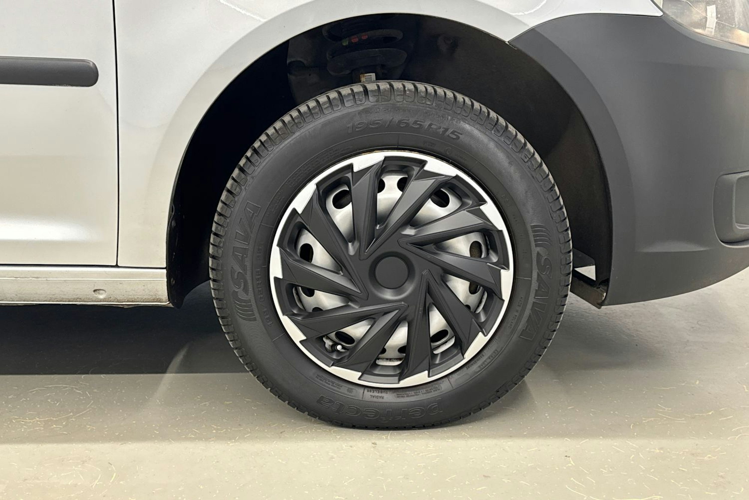 harmaa Volkswagen Caddy 2014 kuva 9.