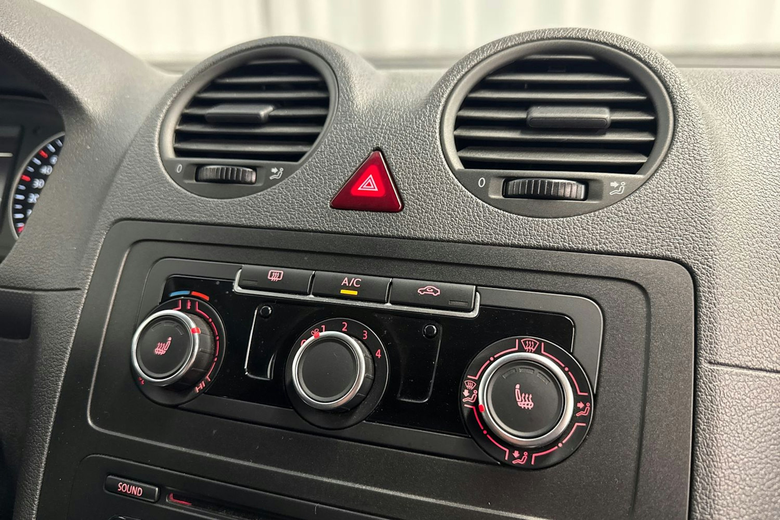 harmaa Volkswagen Caddy 2014 kuva 12.