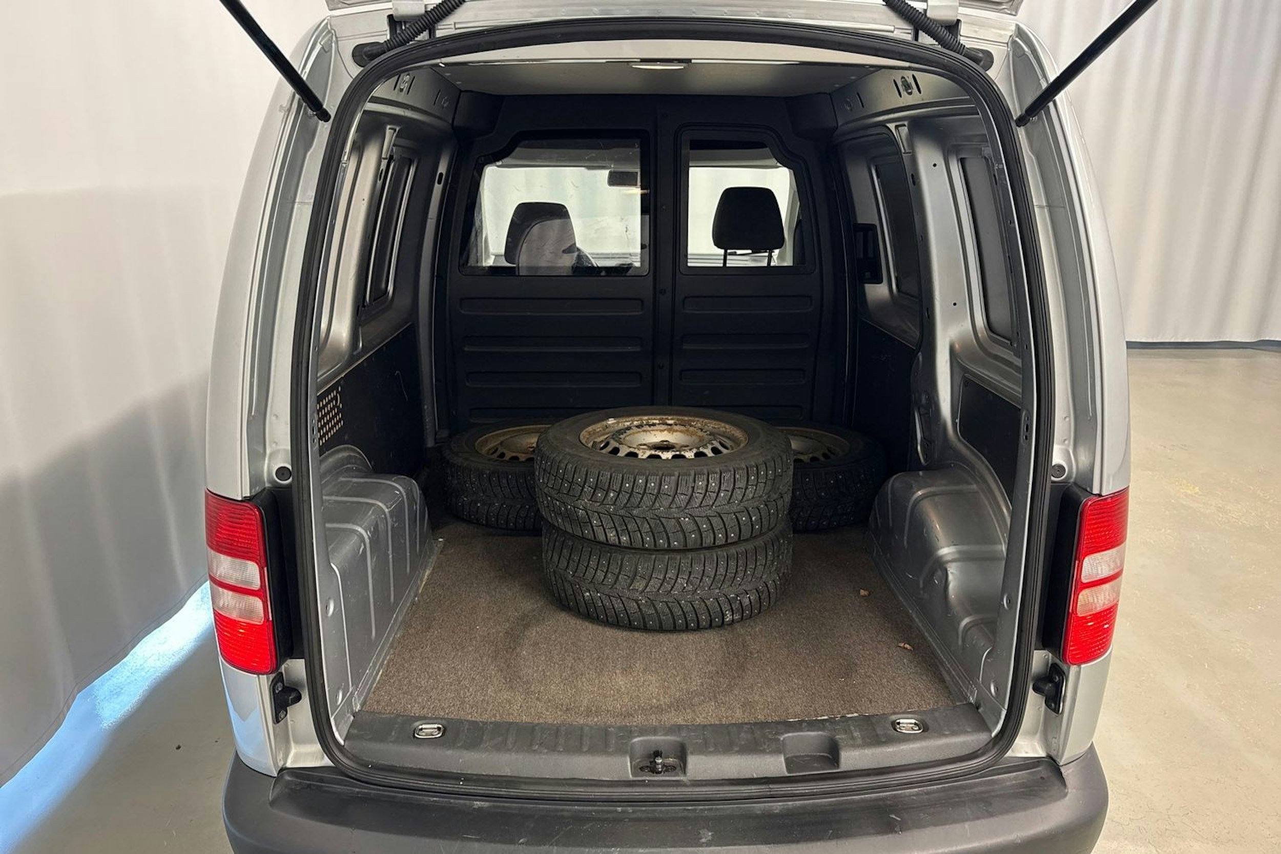 harmaa Volkswagen Caddy 2014 kuva 17.