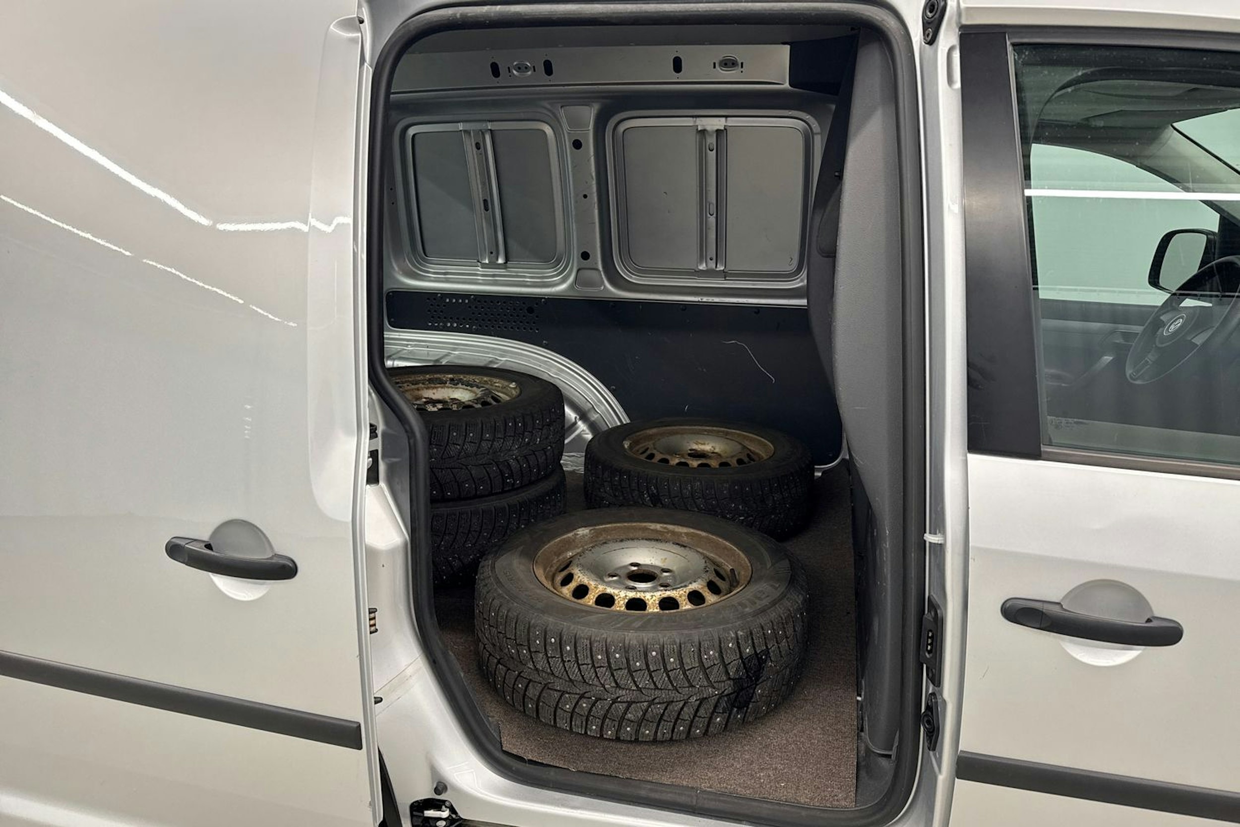 harmaa Volkswagen Caddy 2014 kuva 19.