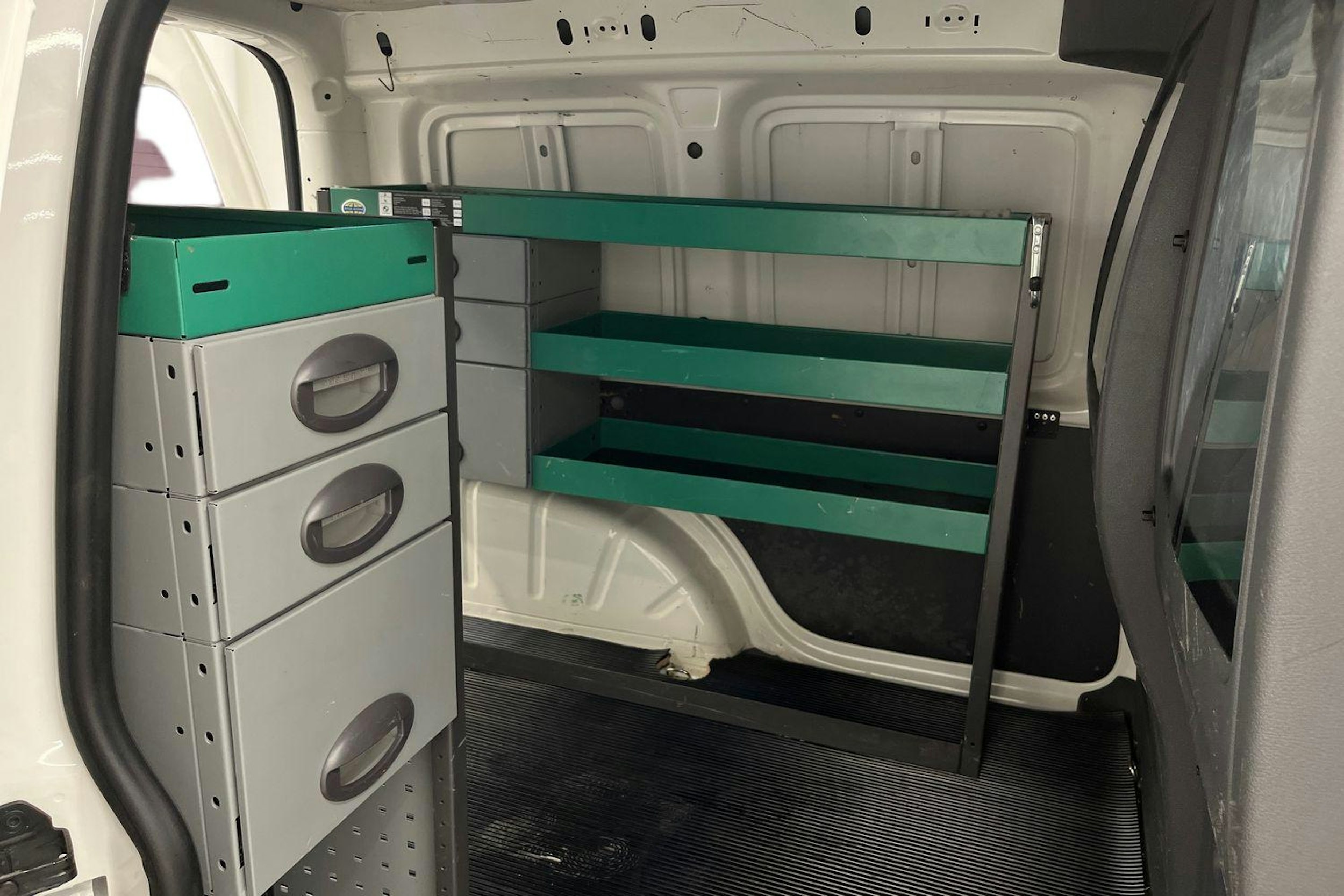 valkoinen Volkswagen Caddy 2015 kuva 13.