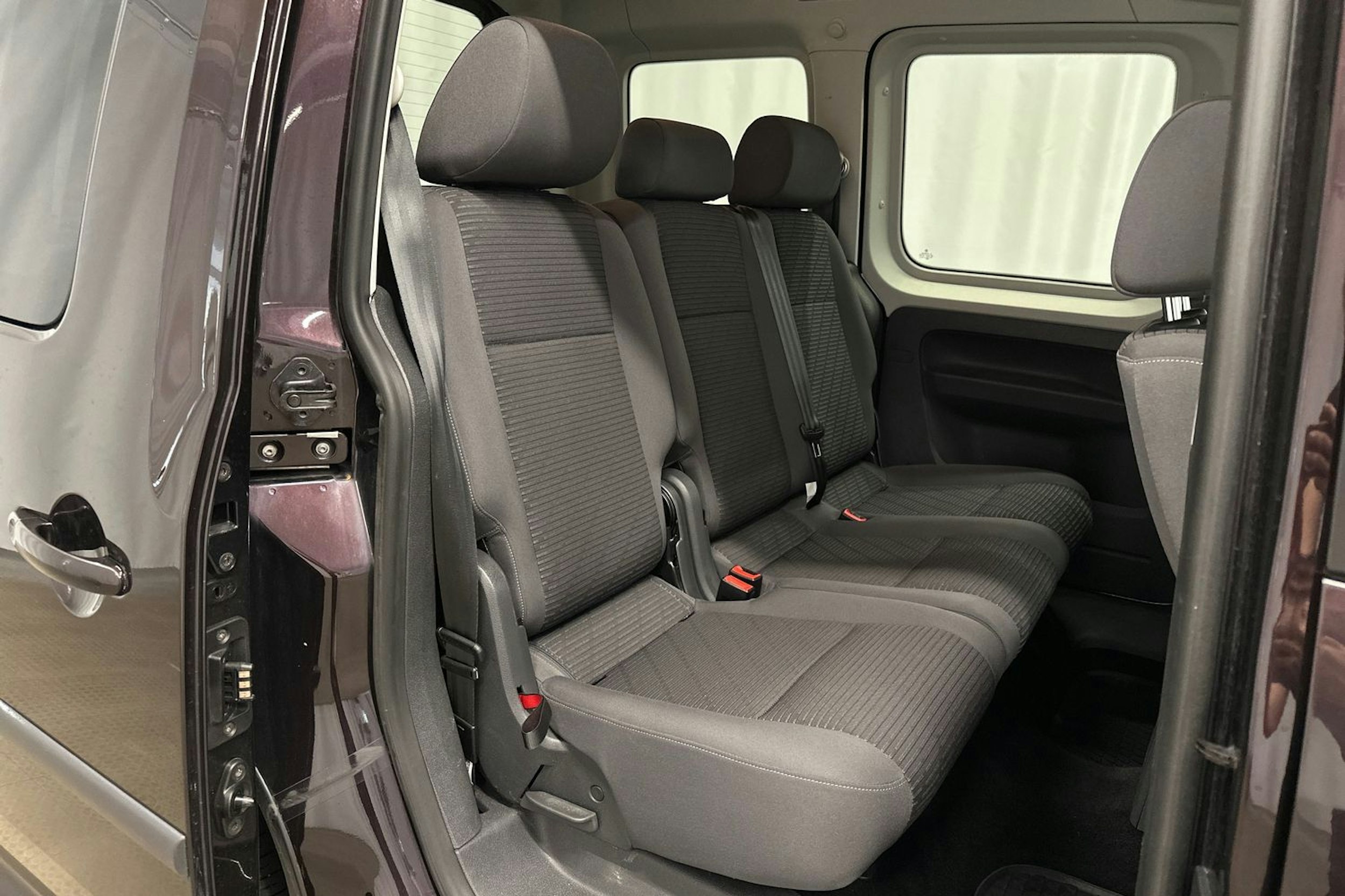 violetti Volkswagen Caddy 2015 kuva 14.