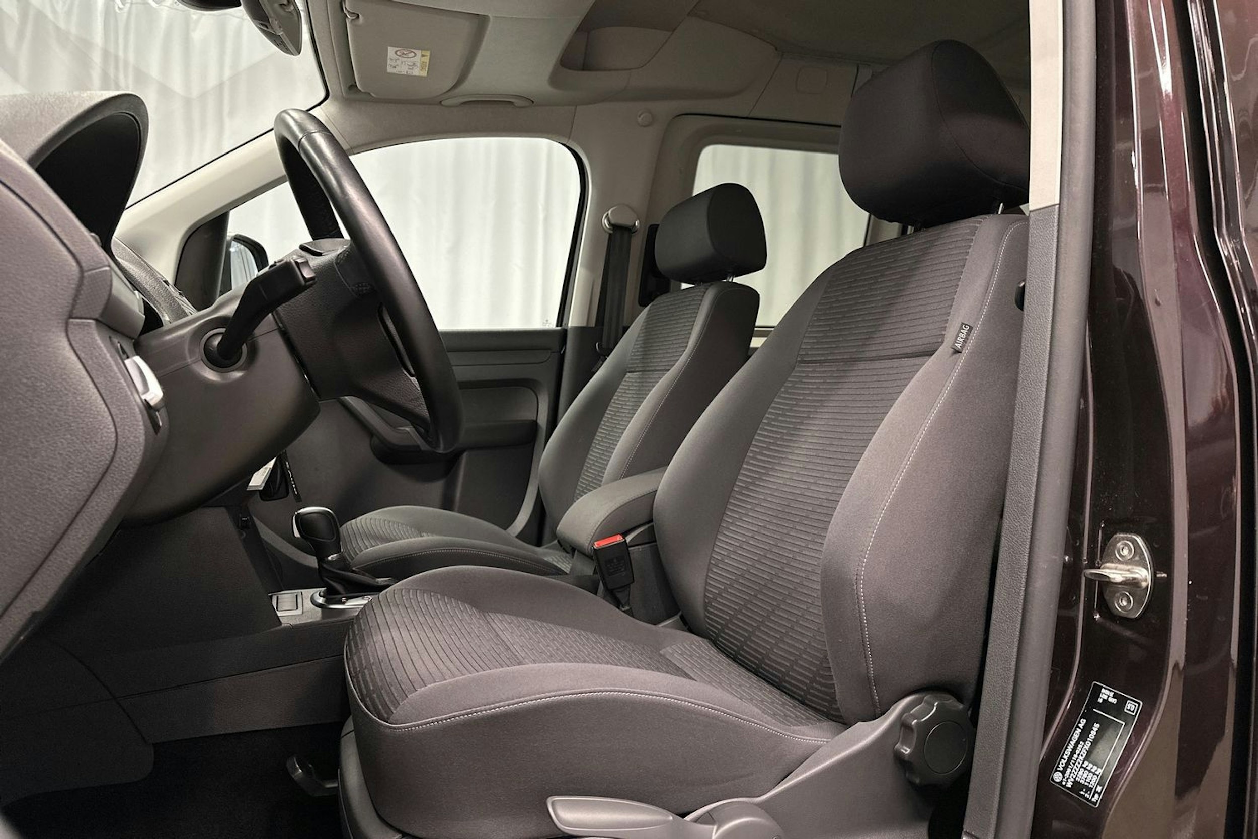 violetti Volkswagen Caddy 2015 kuva 16.