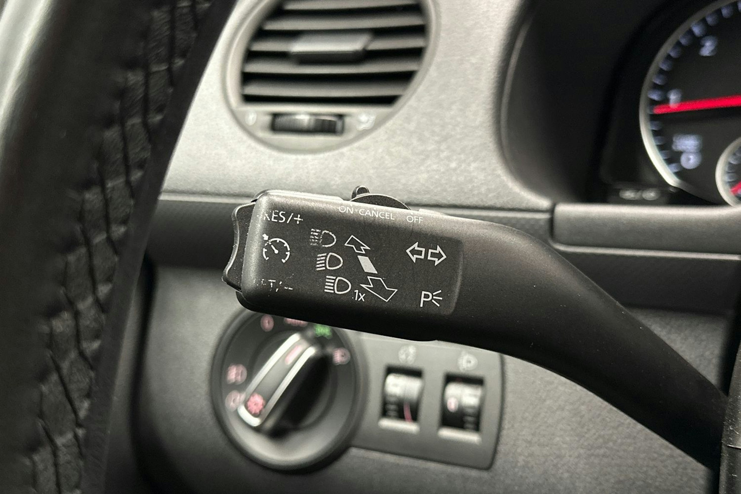 violetti Volkswagen Caddy 2015 kuva 18.