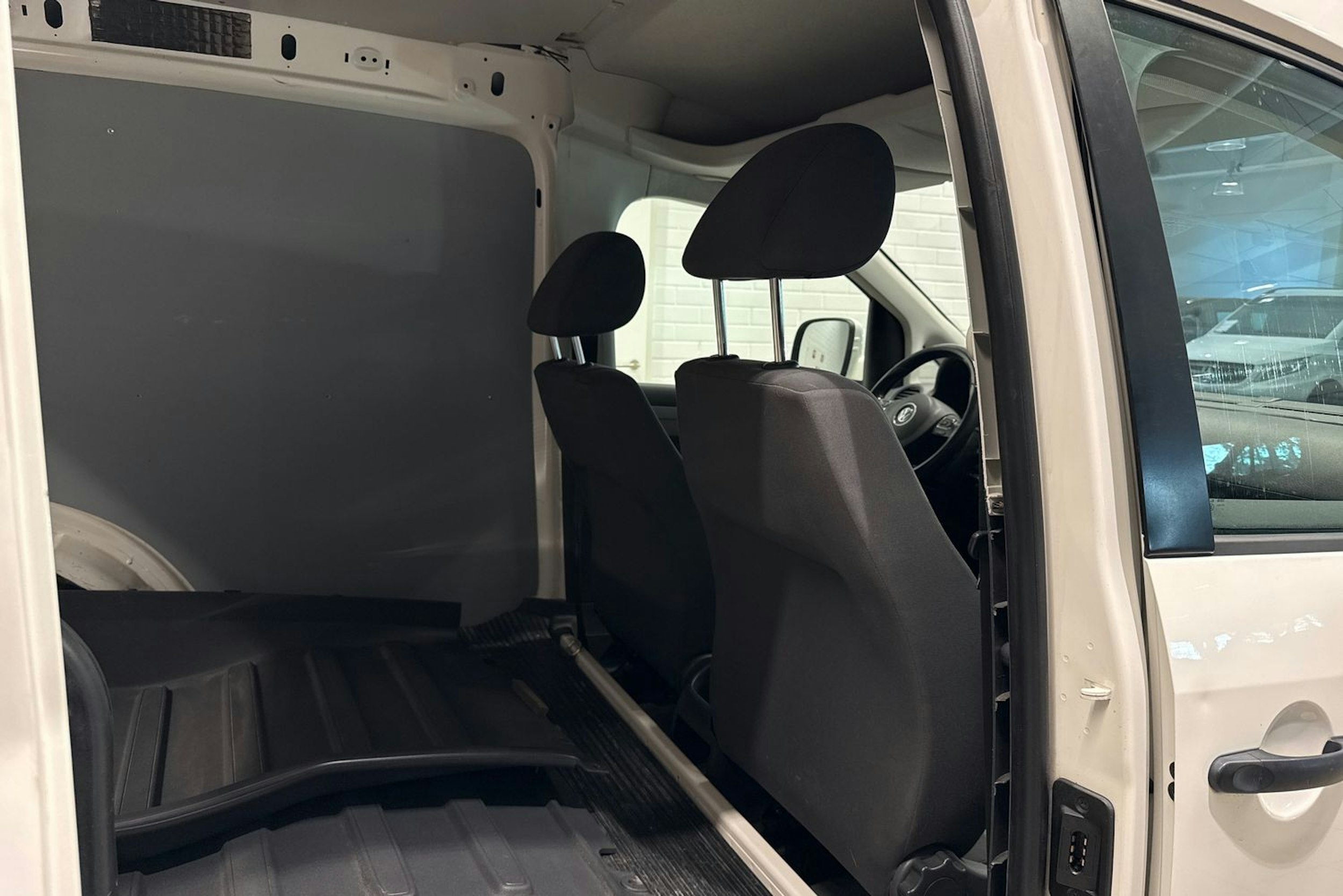 valkoinen Volkswagen Caddy 2015 kuva 16.