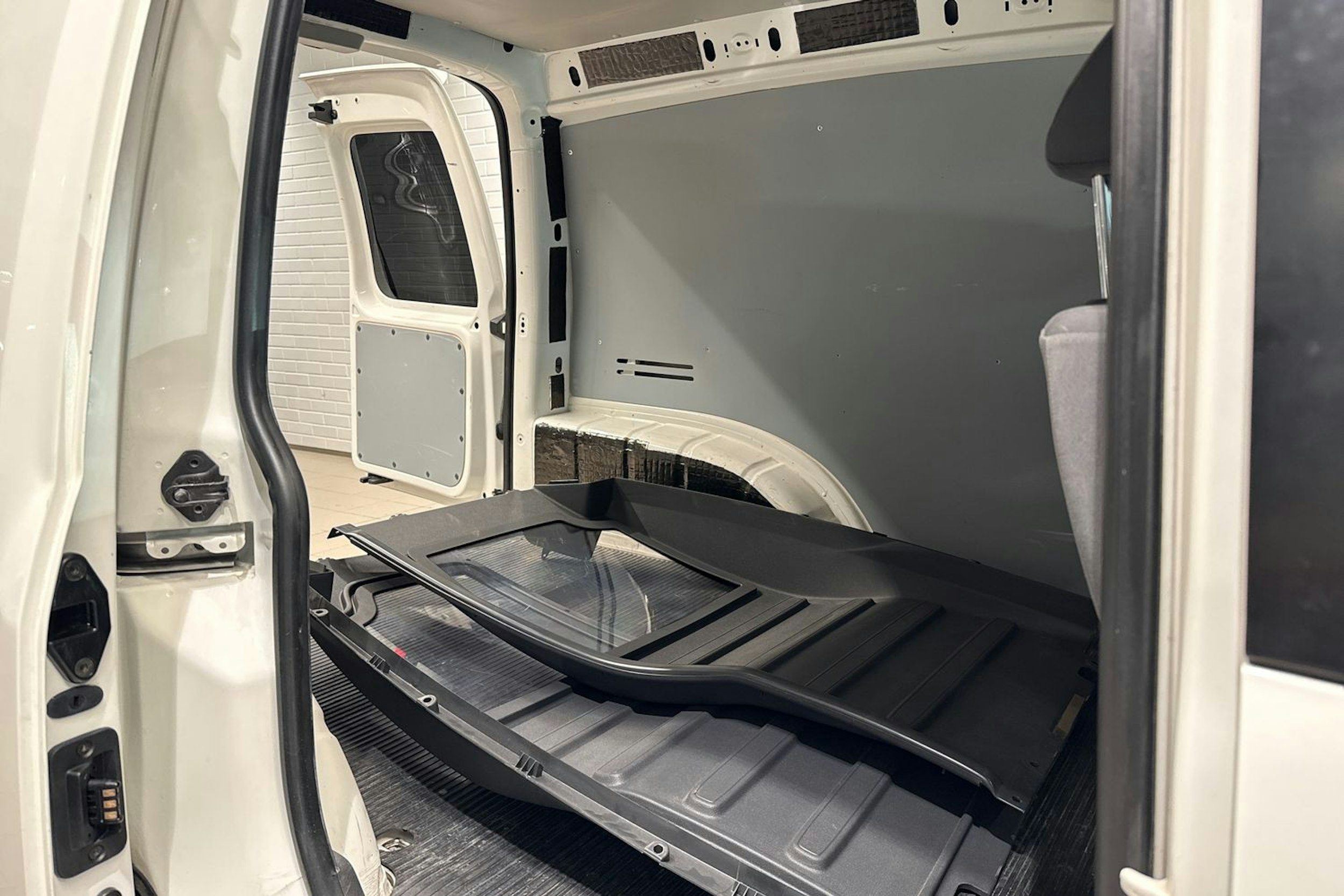 valkoinen Volkswagen Caddy 2015 kuva 17.