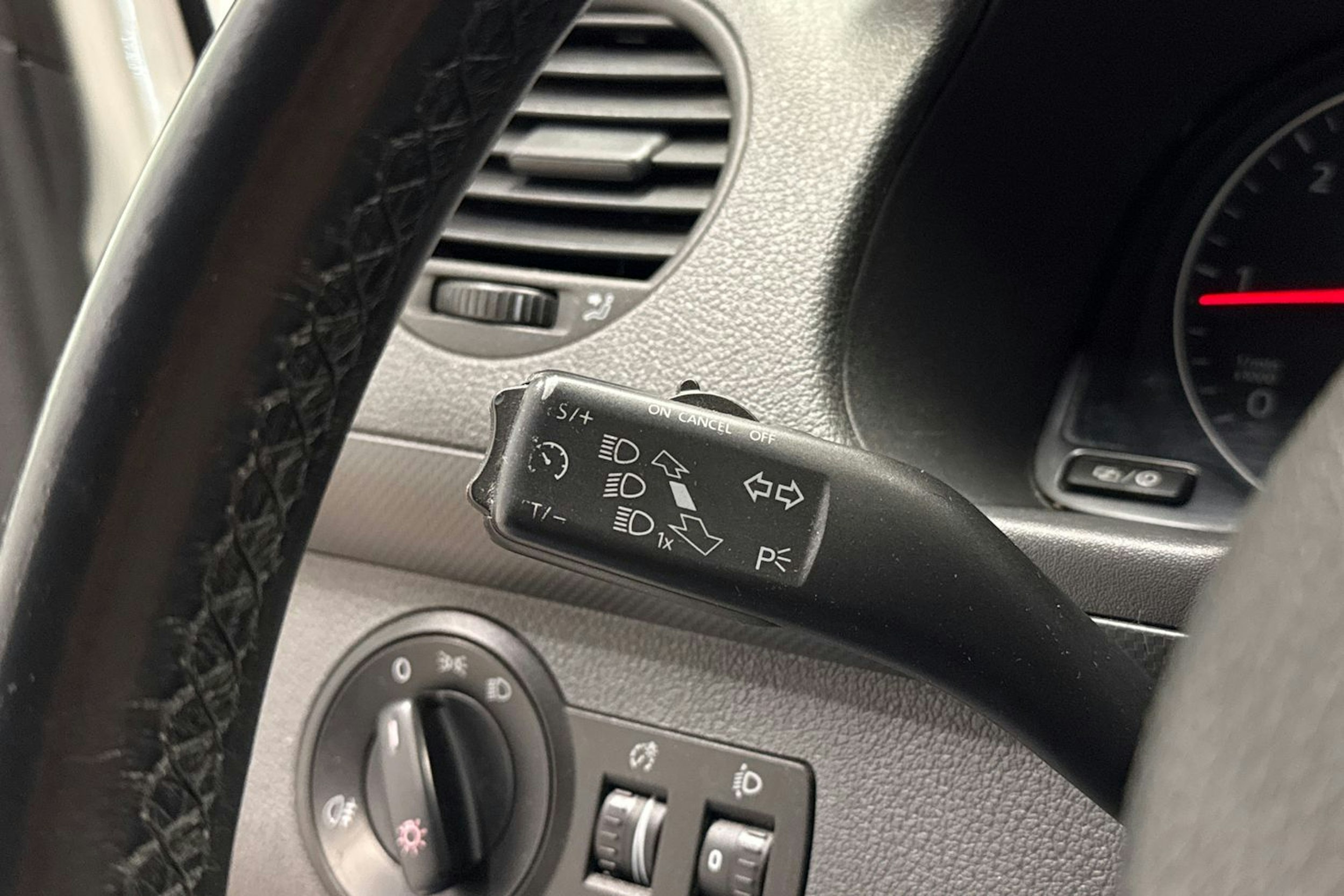 valkoinen Volkswagen Caddy 2015 kuva 22.