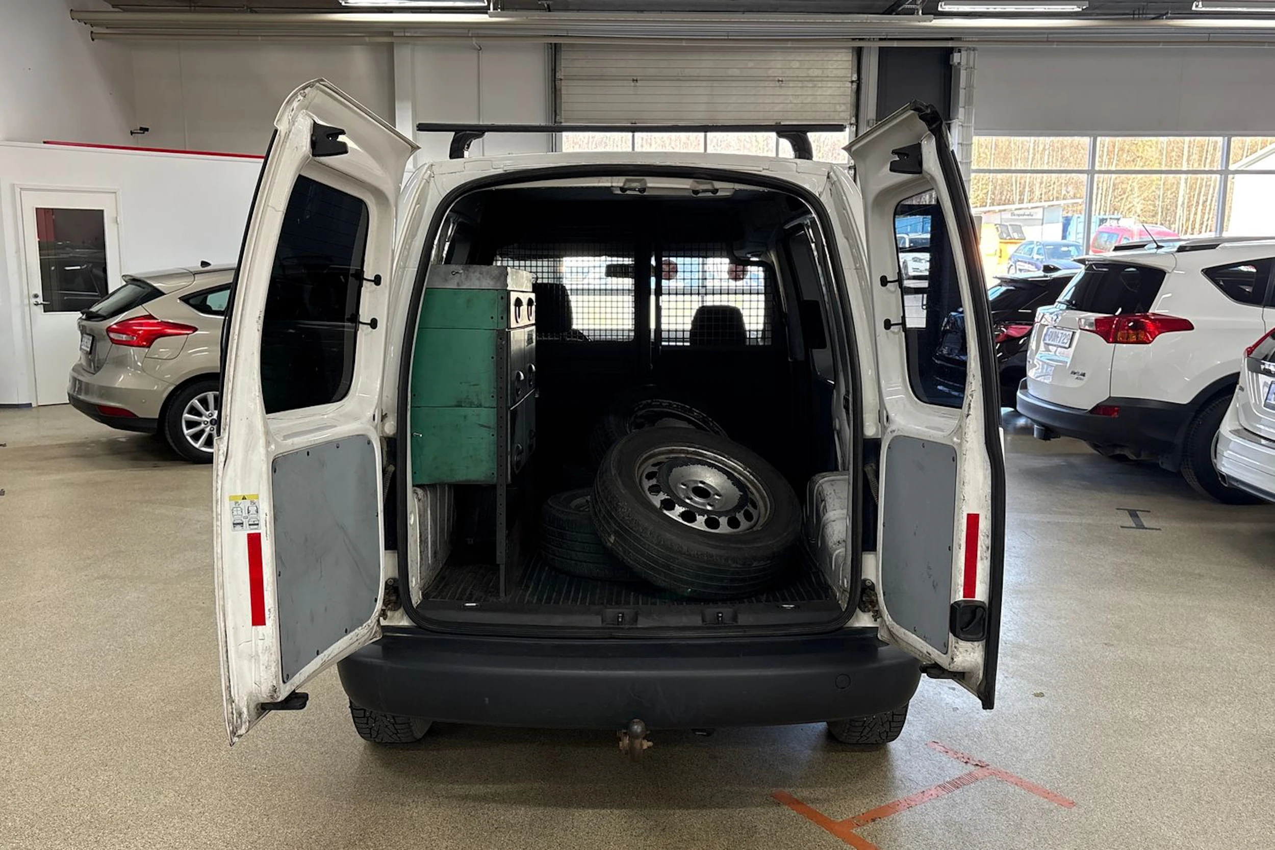 Valkoinen Volkswagen CADDY 2015 kuva 13.