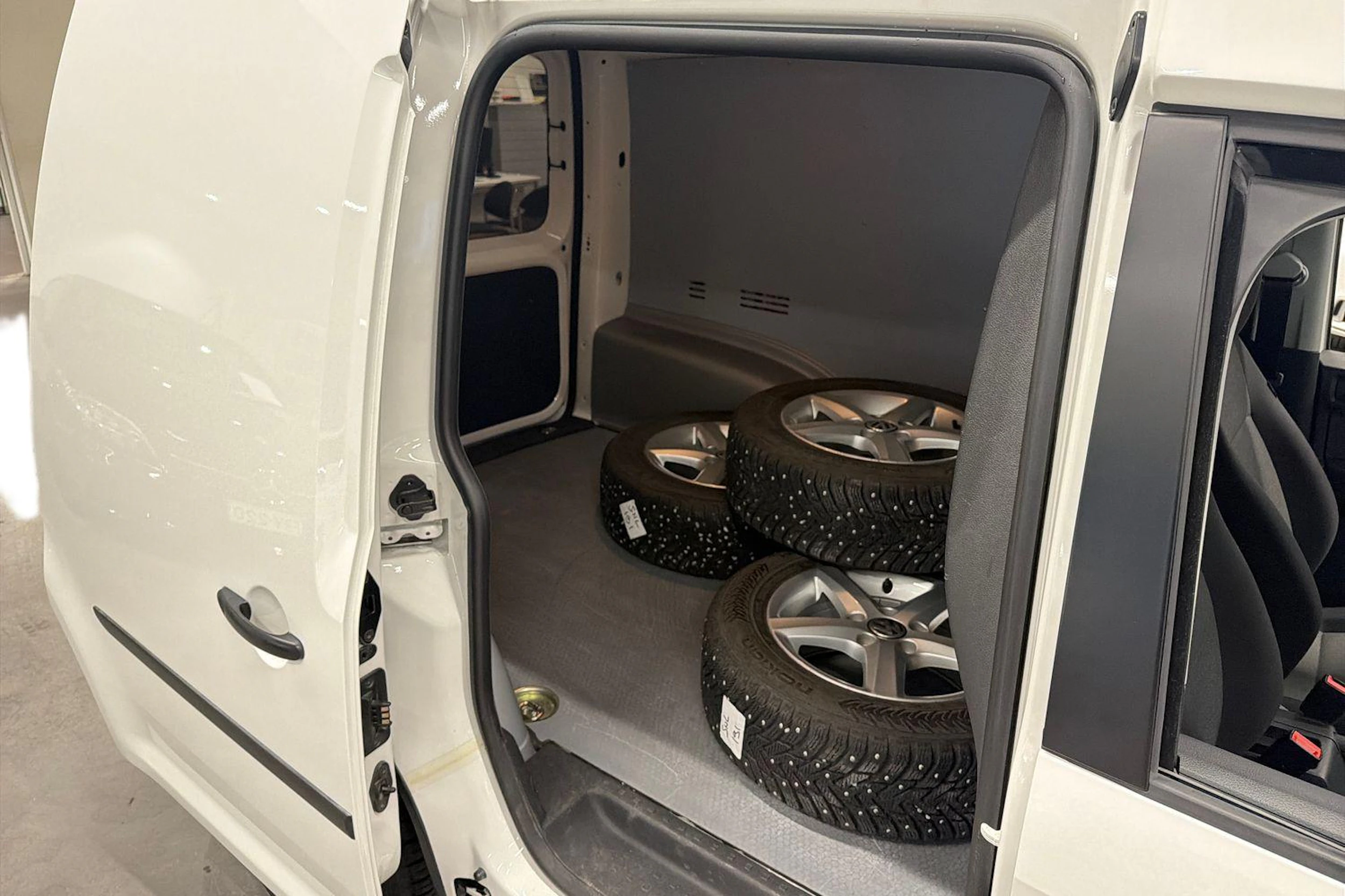 Valkoinen Volkswagen CADDY 2016 kuva 11.