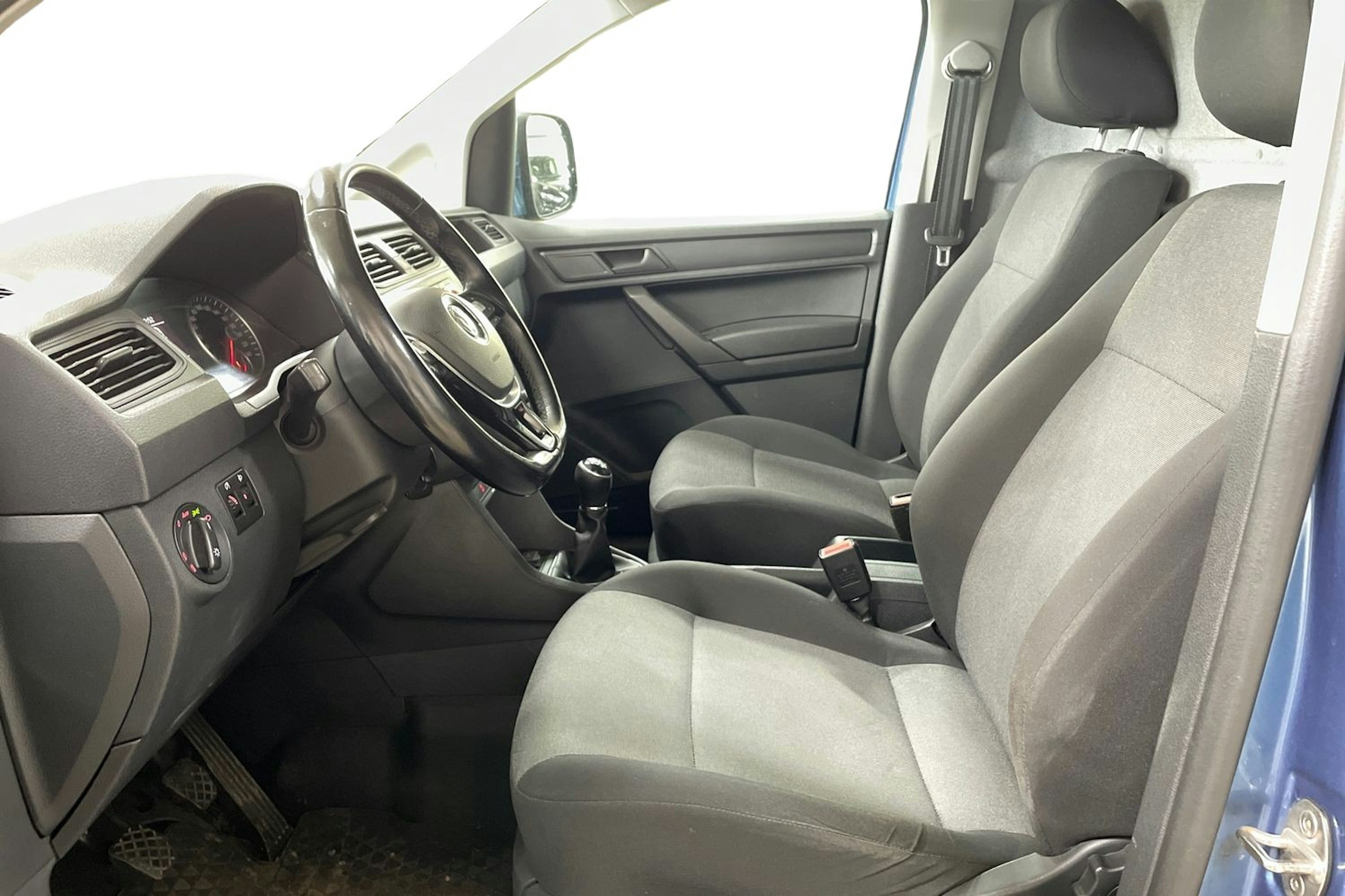 sininen Volkswagen Caddy 2016 kuva 9.