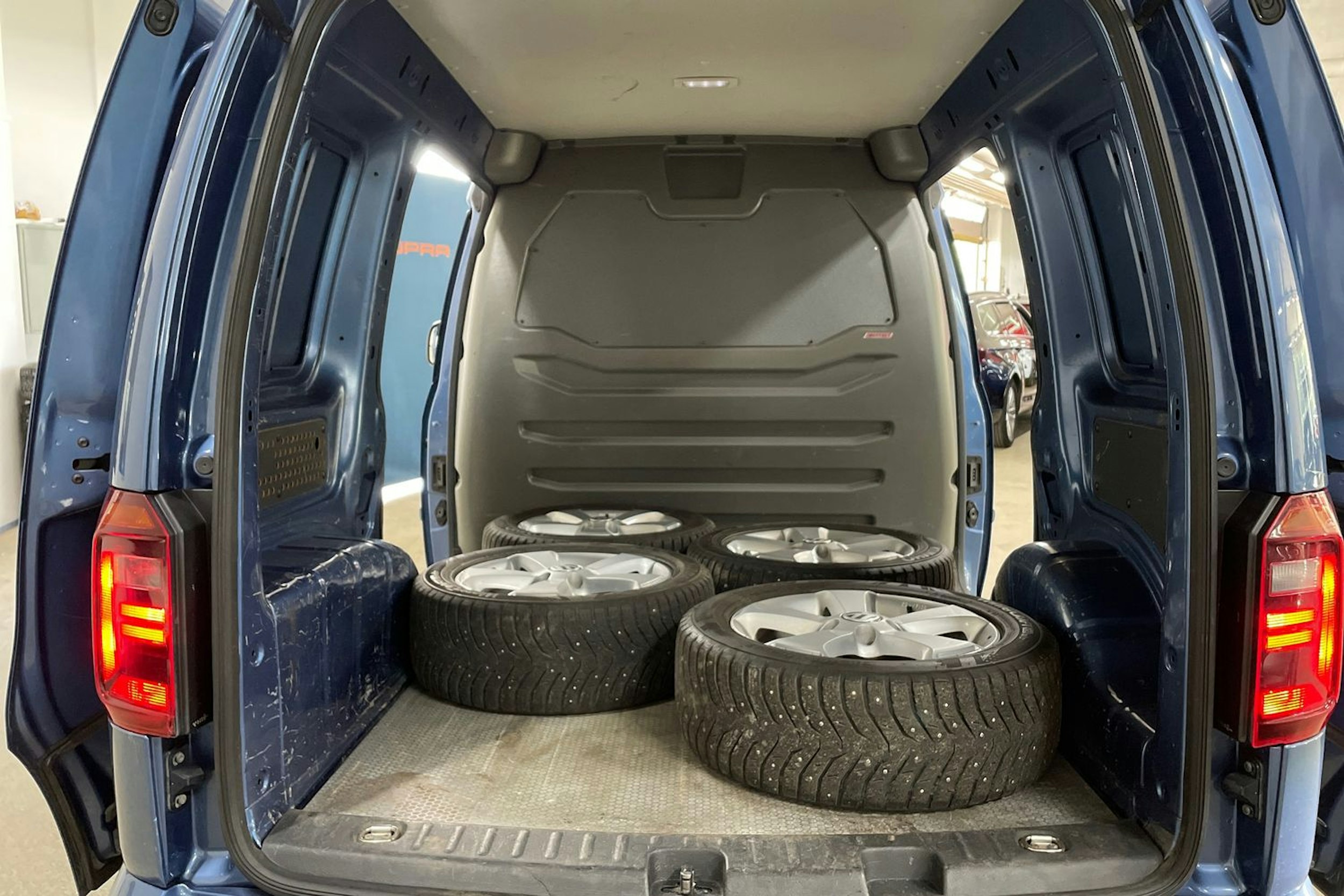 sininen Volkswagen Caddy 2016 kuva 14.