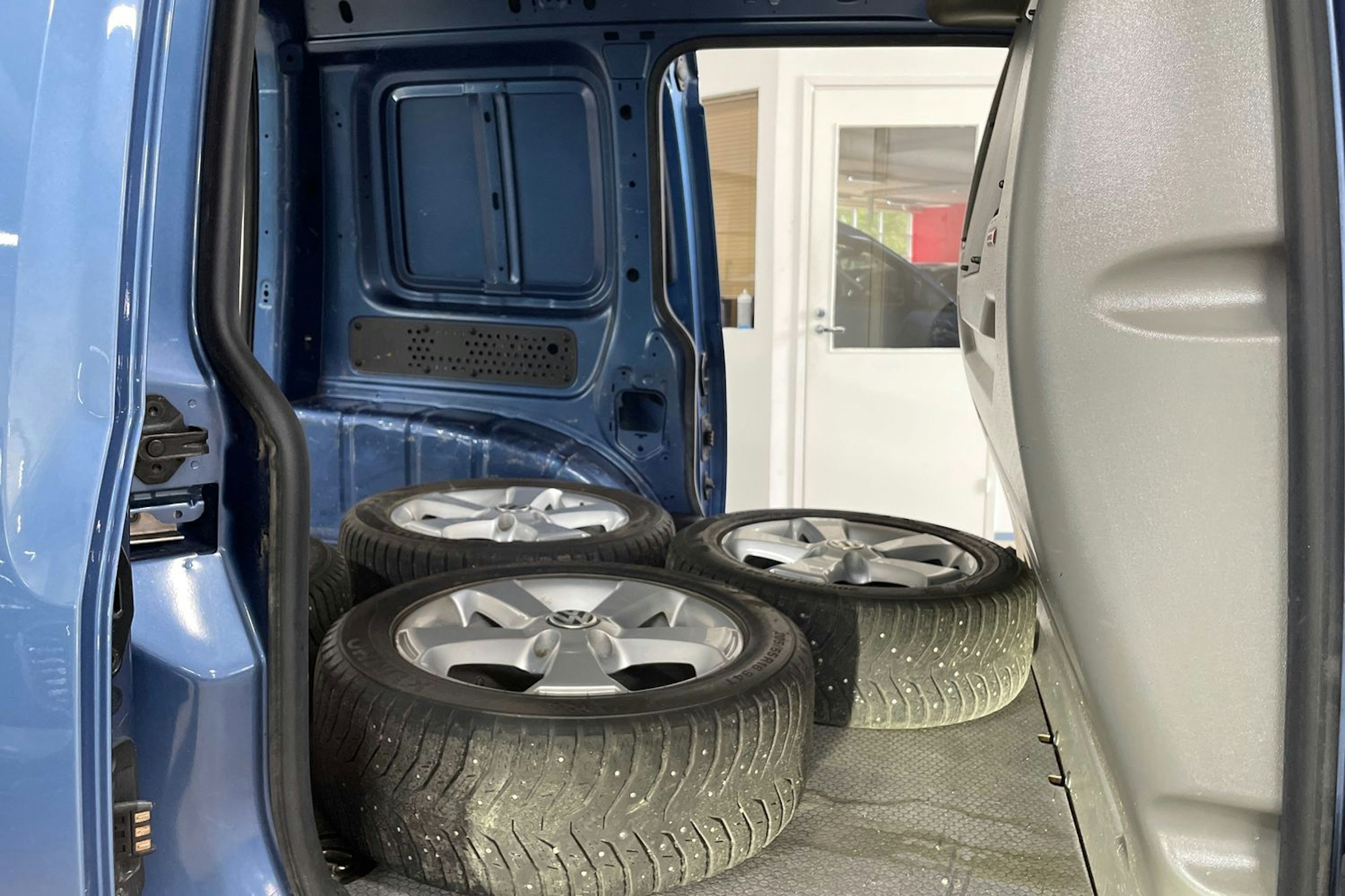 sininen Volkswagen Caddy 2016 kuva 15.