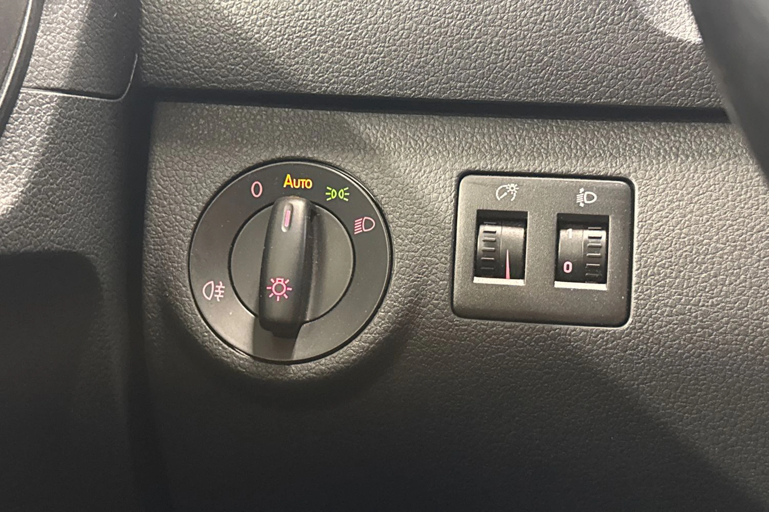 musta Volkswagen Caddy 2016 kuva 20.