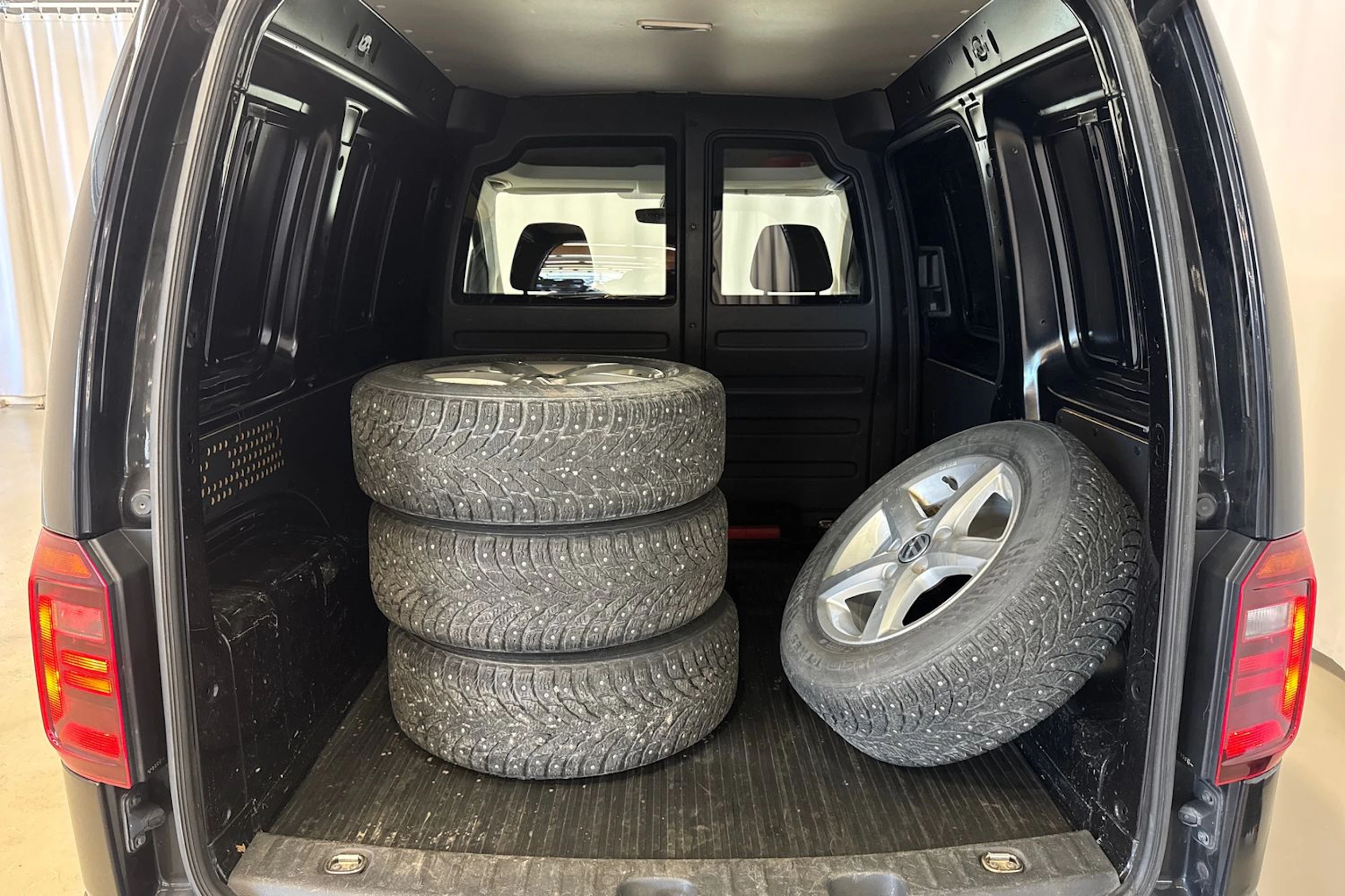 musta Volkswagen Caddy 2016 kuva 22.